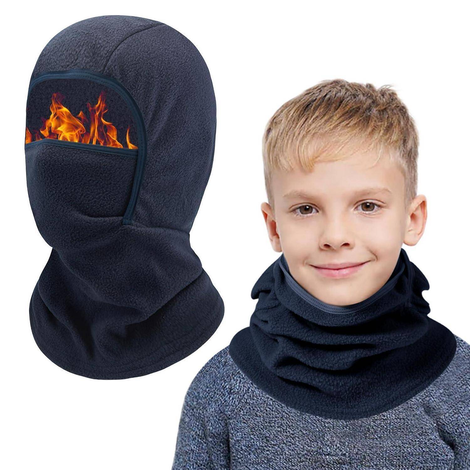 Kind, das eine dunkelblaue Fleece-Sturmhaube/Nackenwaermer traegt; die Vergroesserung zeigt die ueber die Nase gezogene Gesichtsabdeckung mit einer Flammengrafikfik an der Mundoeffnung.