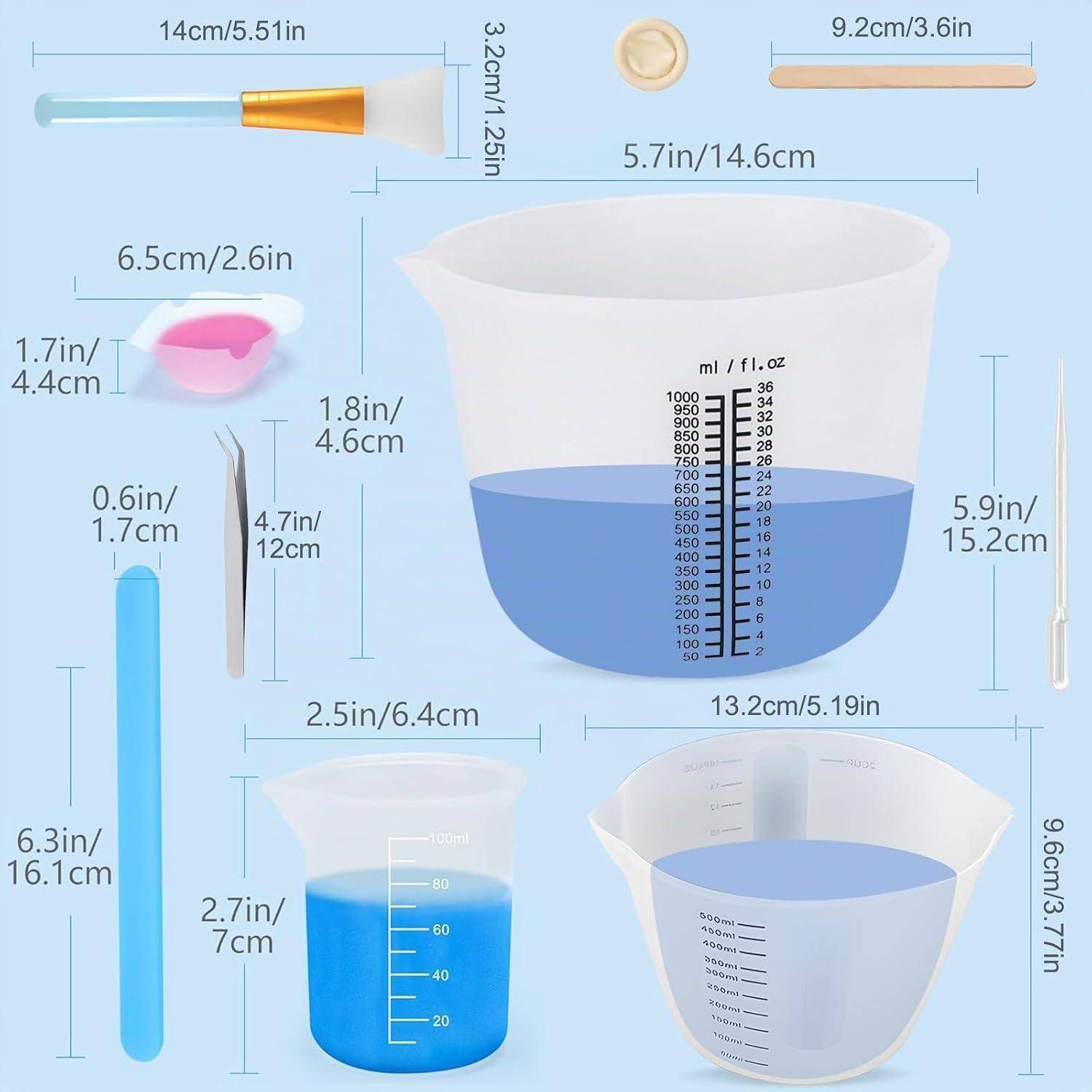 Küchenmessset mit Bechern, Löffeln, Spatel, Bürste, Pinzette und Pipette mit Größenbezeichnungen und Volumenmarkierungen.