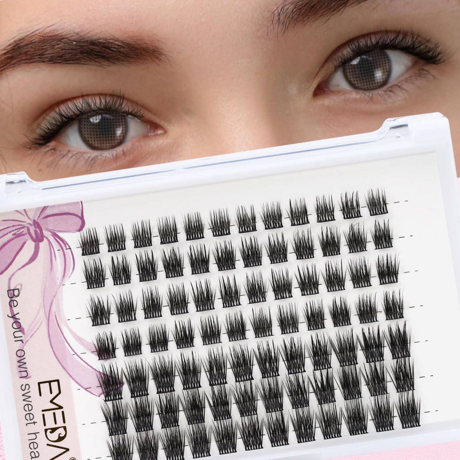 Nahaufnahme der Augen einer Frau, die ein Paket mit Wimpernbüscheln hält, das Reihen schwarzer Wimpern auf einem weißen Tablett zeigt.
