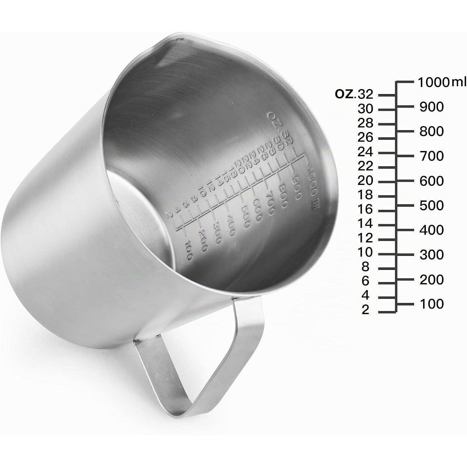 Edelstahlmesskanne mit Griff, mit geprägten Unzen- und Milliliter-Markierungen bis 1000 ml.