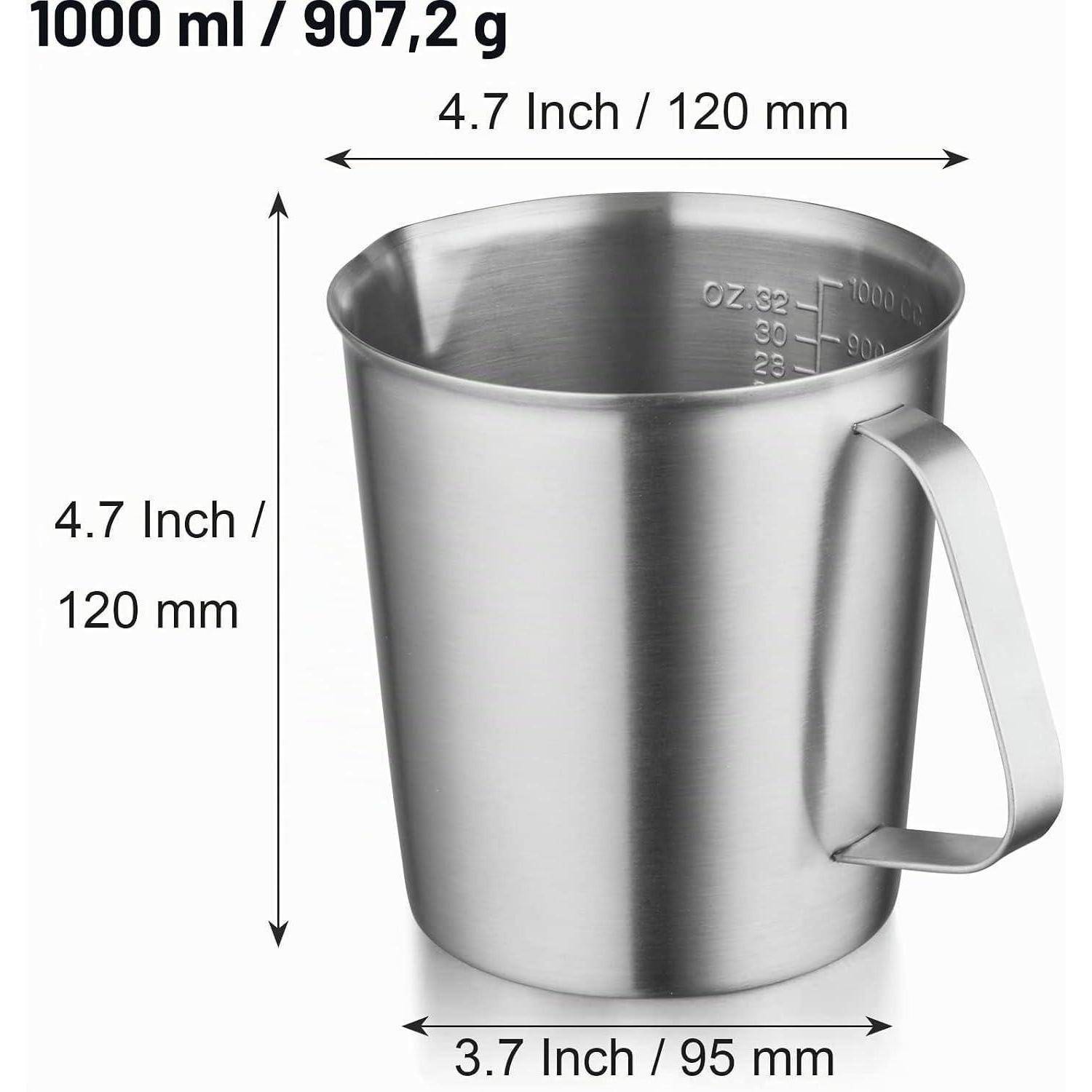 Edelstahlmessbecher mit Griff, beschriftet mit 1000 ml/907,2 g, 11,9 cm hoch und breit, Basisdurchmesser 9,4 cm.