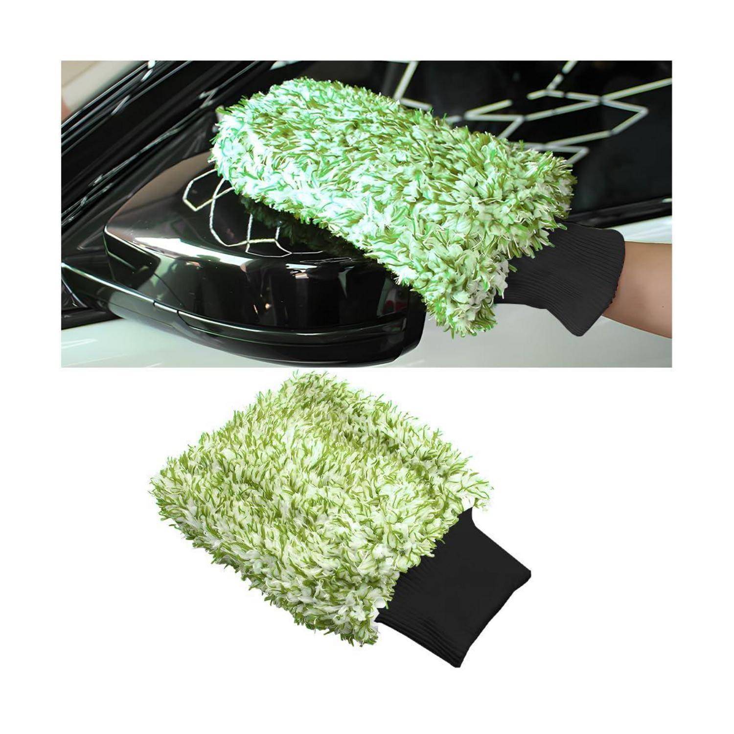Hand with einer grünen Mikrofaser-Reinigungsmittel wischt einen glänzenden Seitenspiegel eines Autos ab, unten mit einem Produktfoto auf weißem Hintergrund gezeigt.