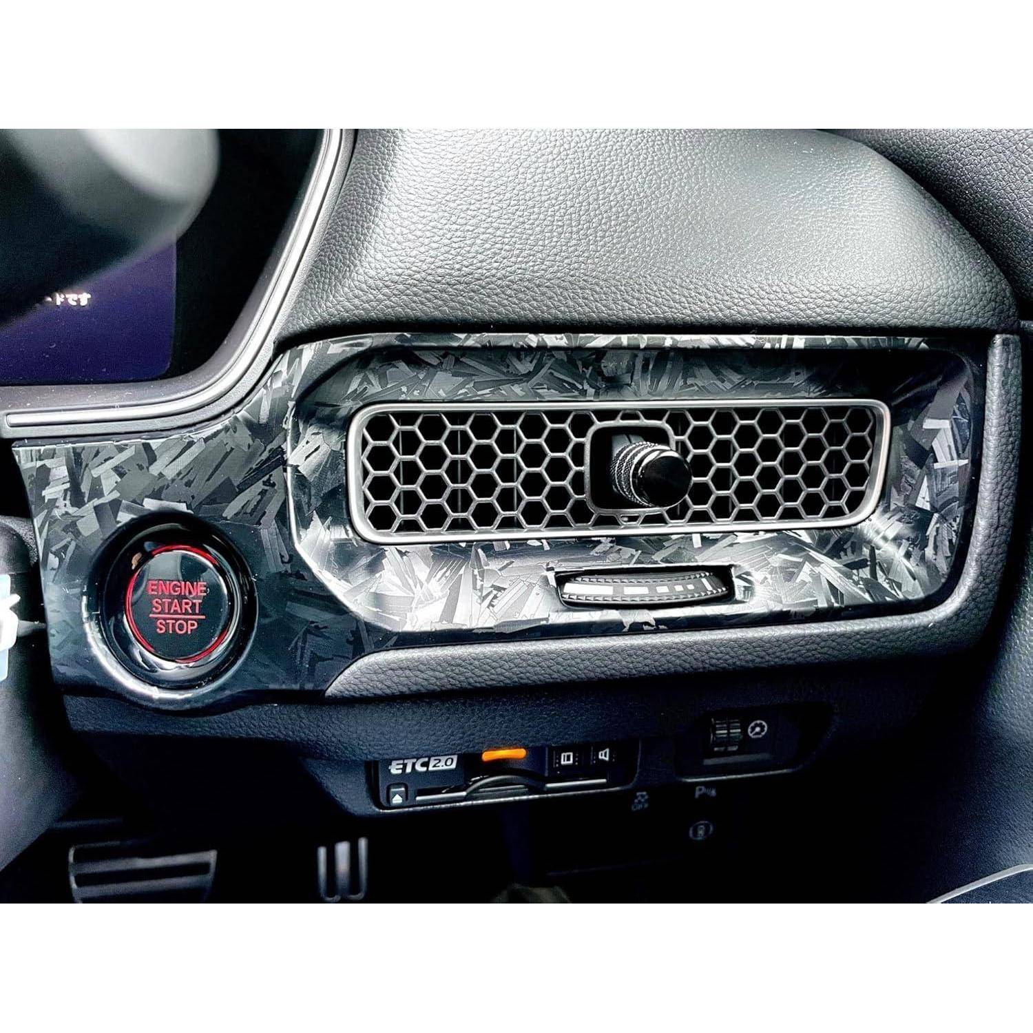 Autodash-Mittelsystem mit ENGINE START STOP-Taste und Lüftungsblende in gemusterter Verkleidung