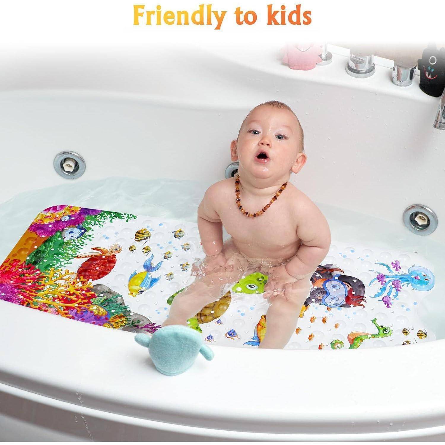 Baby sitzt in einer Badewanne mit bunter, unterwasser-thematischer Matte; Text sagt „Kinderfreundlich