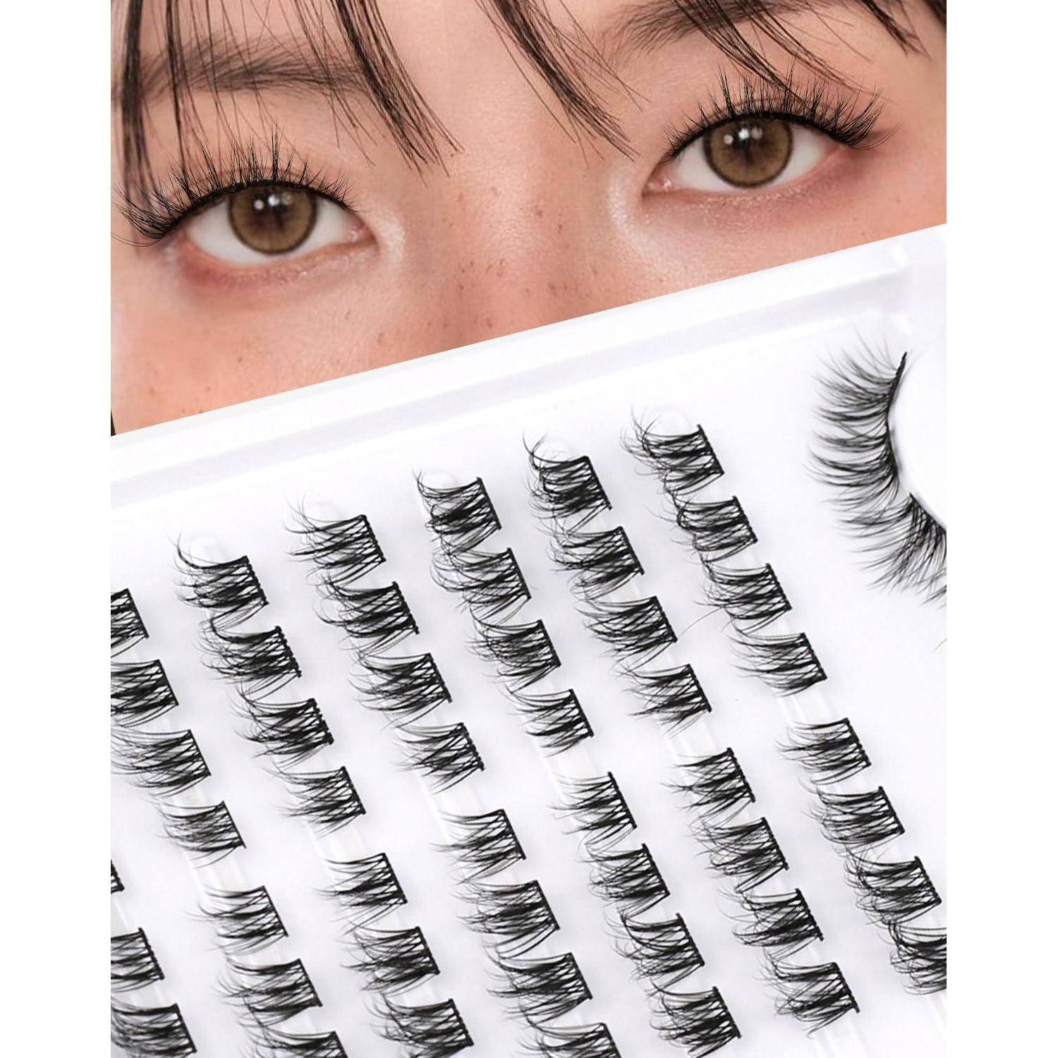 Nahaufnahme von Augen über einer Packung falscher Wimpernbüschel auf weißem Untergrund.