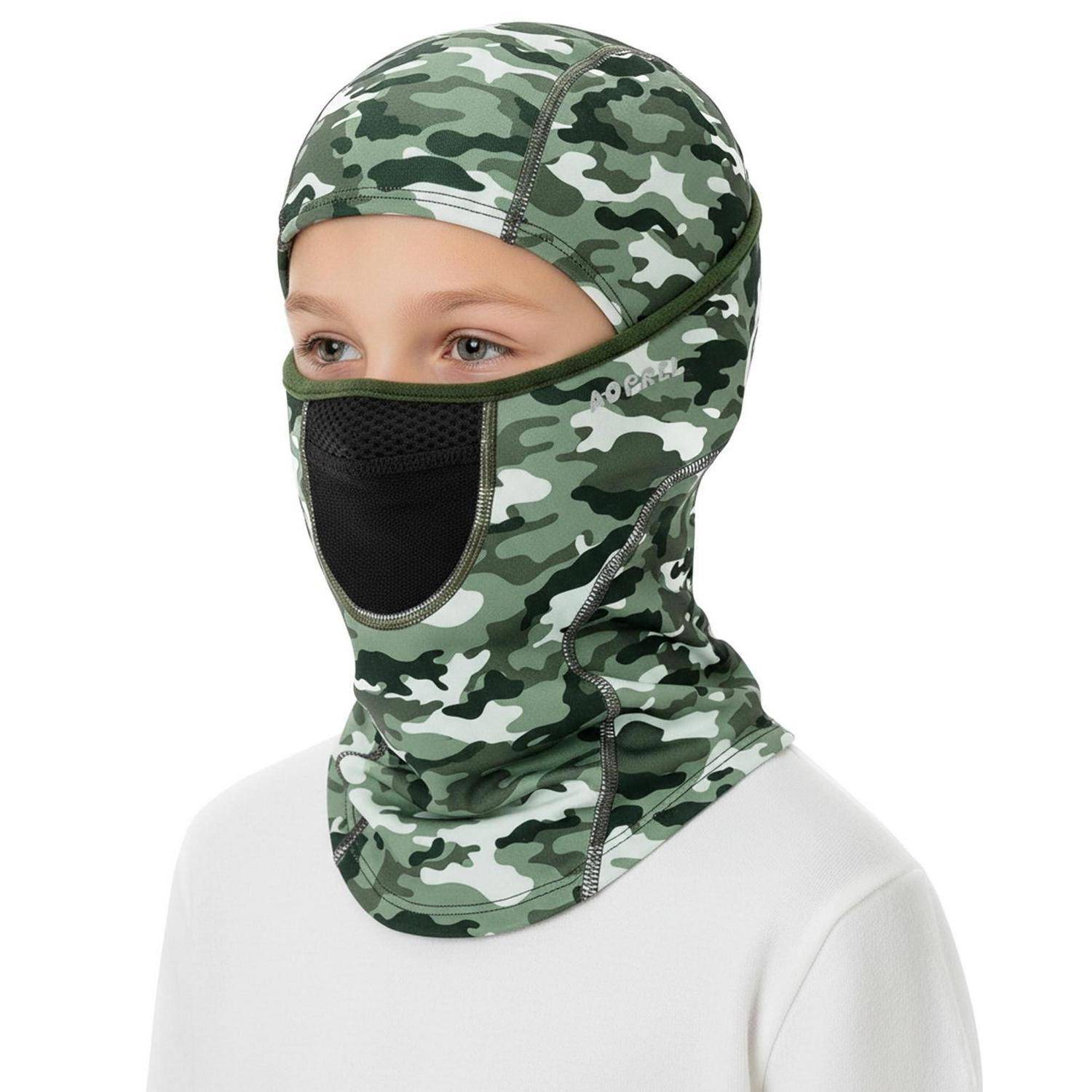 Kind, das eine grüne Tarn-Sturmhaube mit Gesichtsmaske trägt, die den Kopf, Nacken und das untere Gesicht bedeckt, mit einer schwarzen Mundöffnung.
