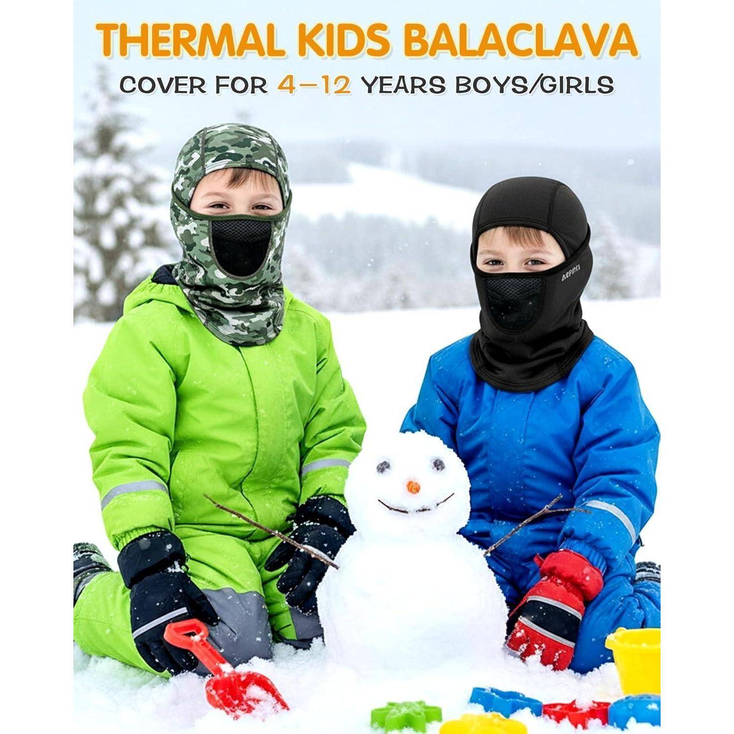 Werbeanzeige zeigt zwei Kinder in Winterkleidung, die Wärme-Sturmhauben tragen und im Schnee neben einem kleinen Schneemann spielen; der Text sagt „THERMAL KIDS BALACLAVA