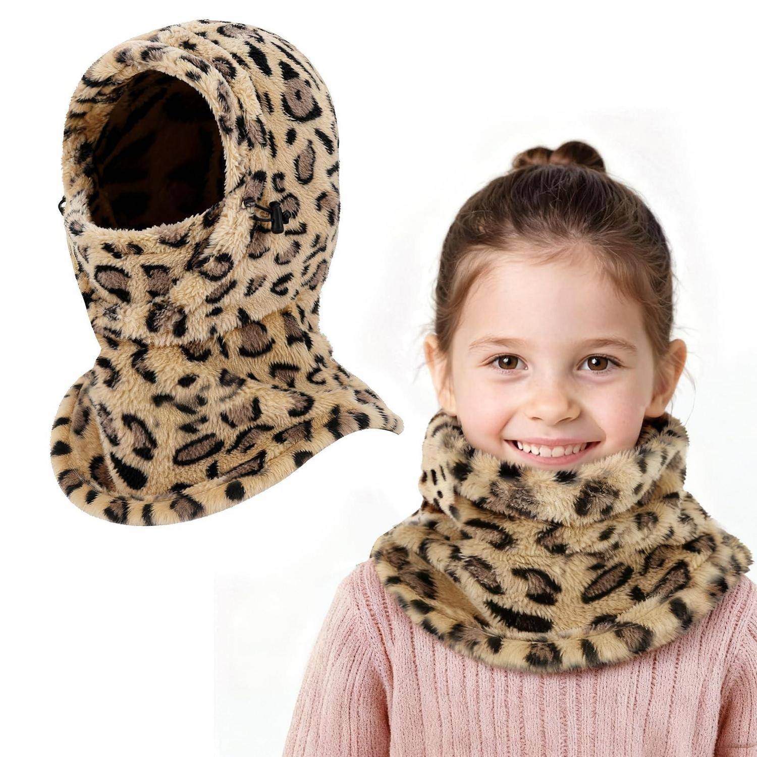 Mädchen, das eine Fleece-Sturmhaube mit Leopardenmuster und einen passenden Nackenwärmer vor einem weißen Hintergrund präsentiert.
