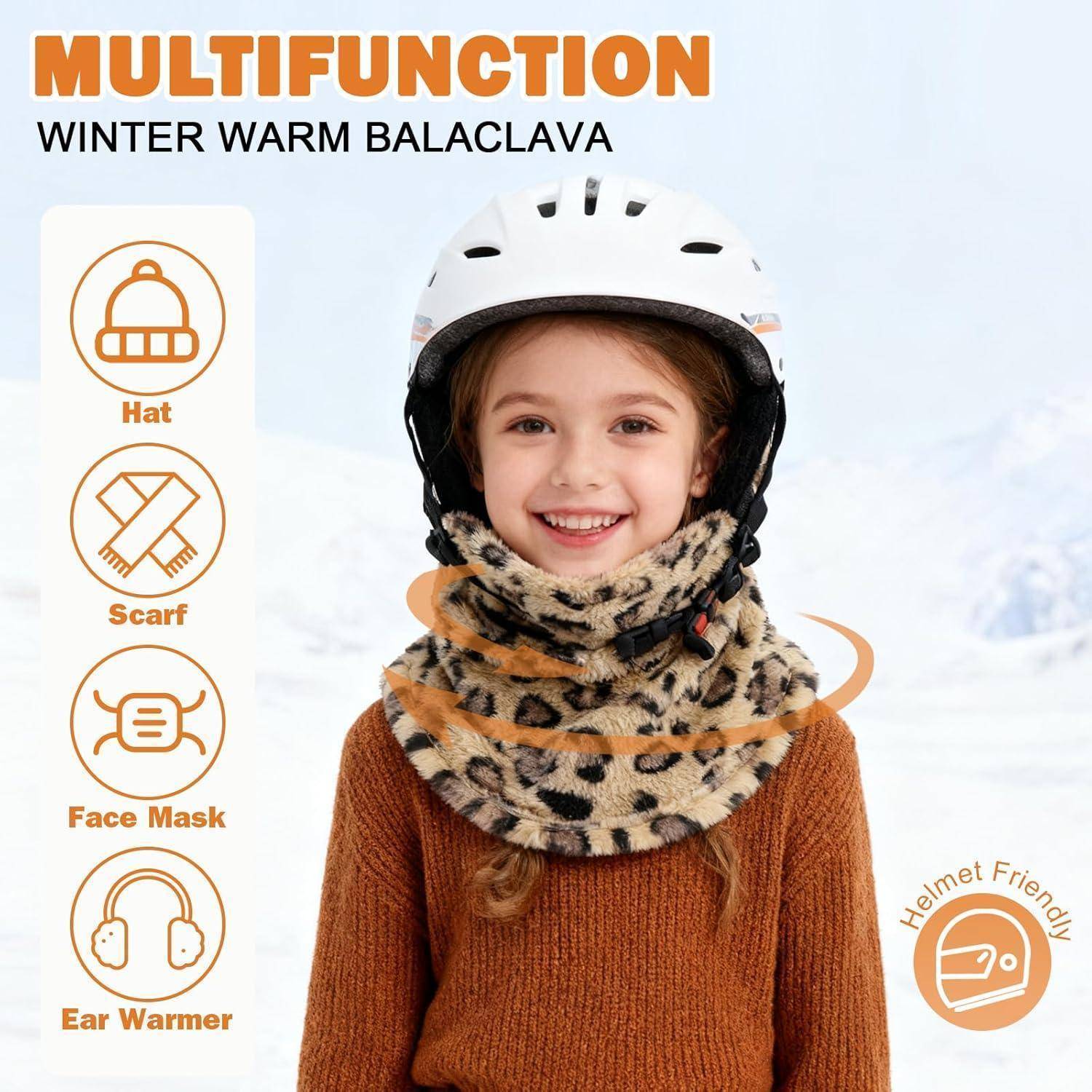 Kind, das eine Winterbalaclava unter einem Helm trägt, dargestellt als Multifunktionsmütze, Schal, Gesichtsmaske und Ohrenwärmer.