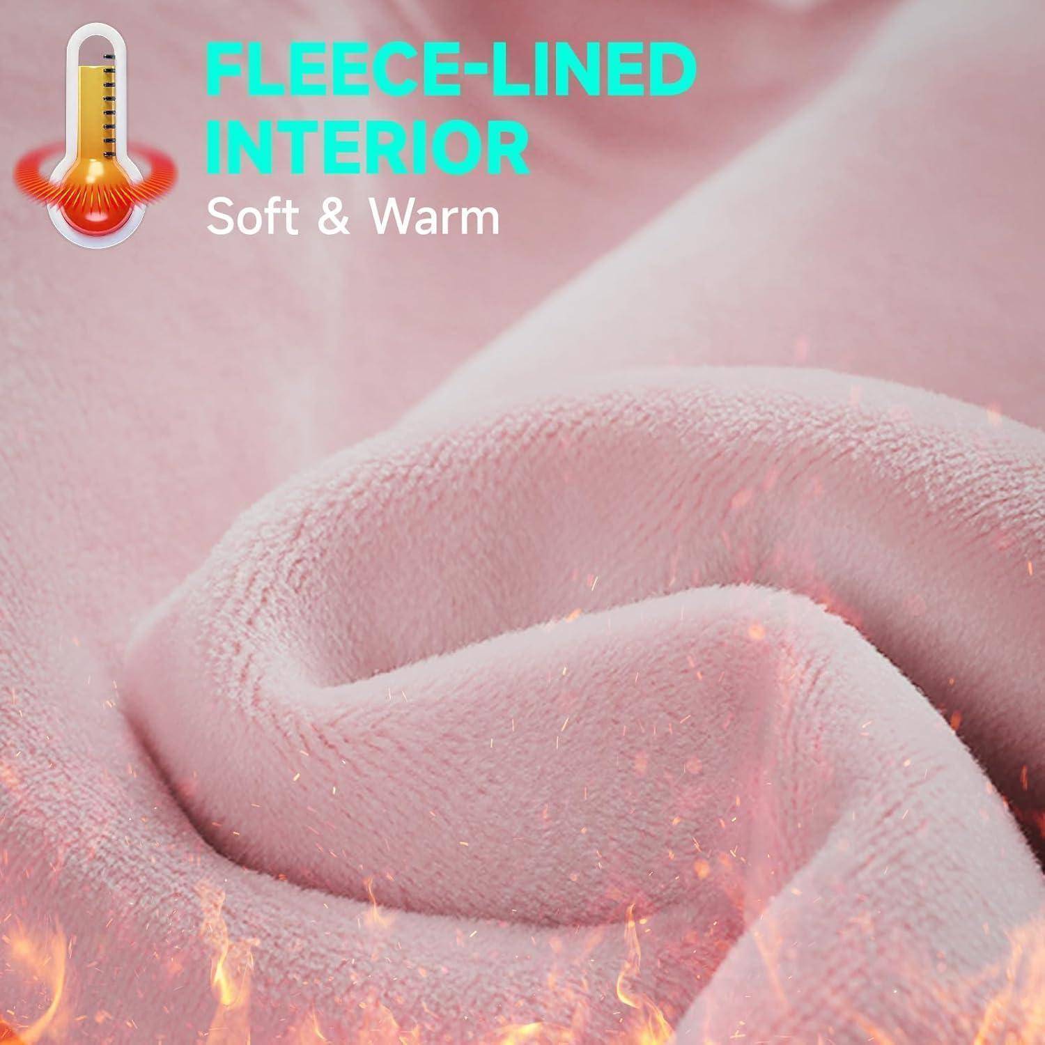 Nahaufnahme der rosa Fleece-Fütterung mit Text „FLEECE-LINED INTERIOR
