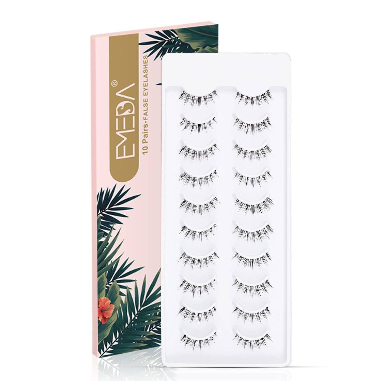 Verpackter Satz von 10 Paar künstlichen Wimpern in einem weißen Tablett mit tropisch bedruckter Schachtel, gekennzeichnet als EMEDA.