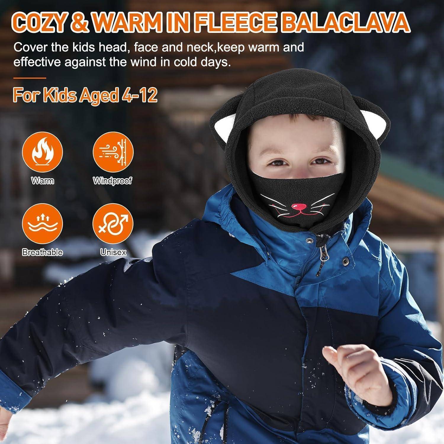 Kind trägt schwarze Fleece-Sturmhaube und blaue Winterjacke im Freien im Schnee; Anzeigentext sagt 