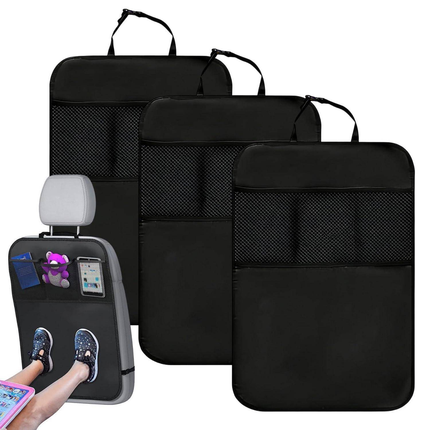 Drei schwarze Autositzorganizer in verschiedenen Größen mit Netztaschen und Griffen; einer ist an einem Autositz befestigt und hält Gegenstände, während er die Beine eines Kindes stützt.