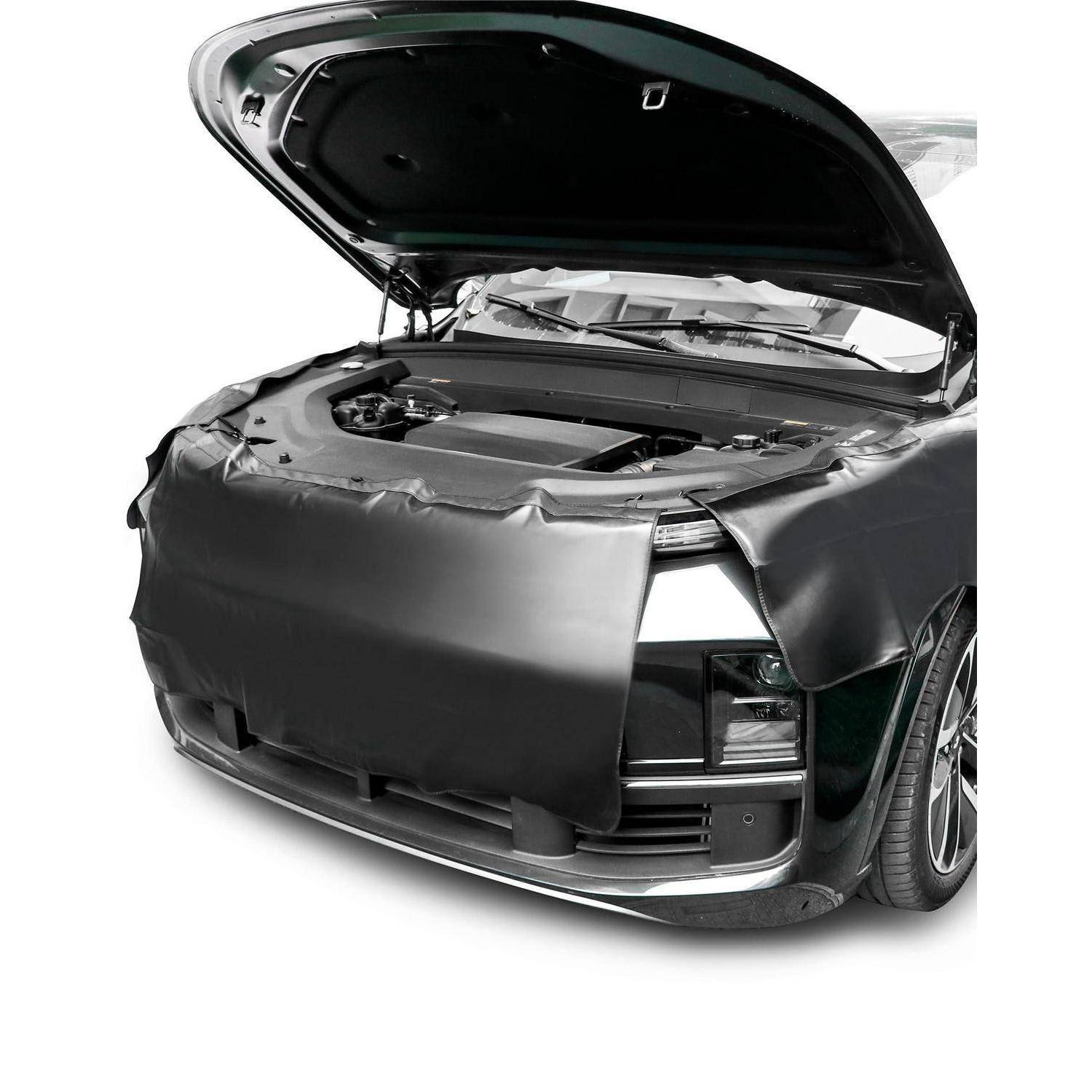 Frontansicht eines schwarzen Autos mit offener Motorhaube, die eine abgedeckte vordere Stoßstange und den freigelegten Motorraum zeigt, was auf Reparatur oder Modifizierung hindeutet.