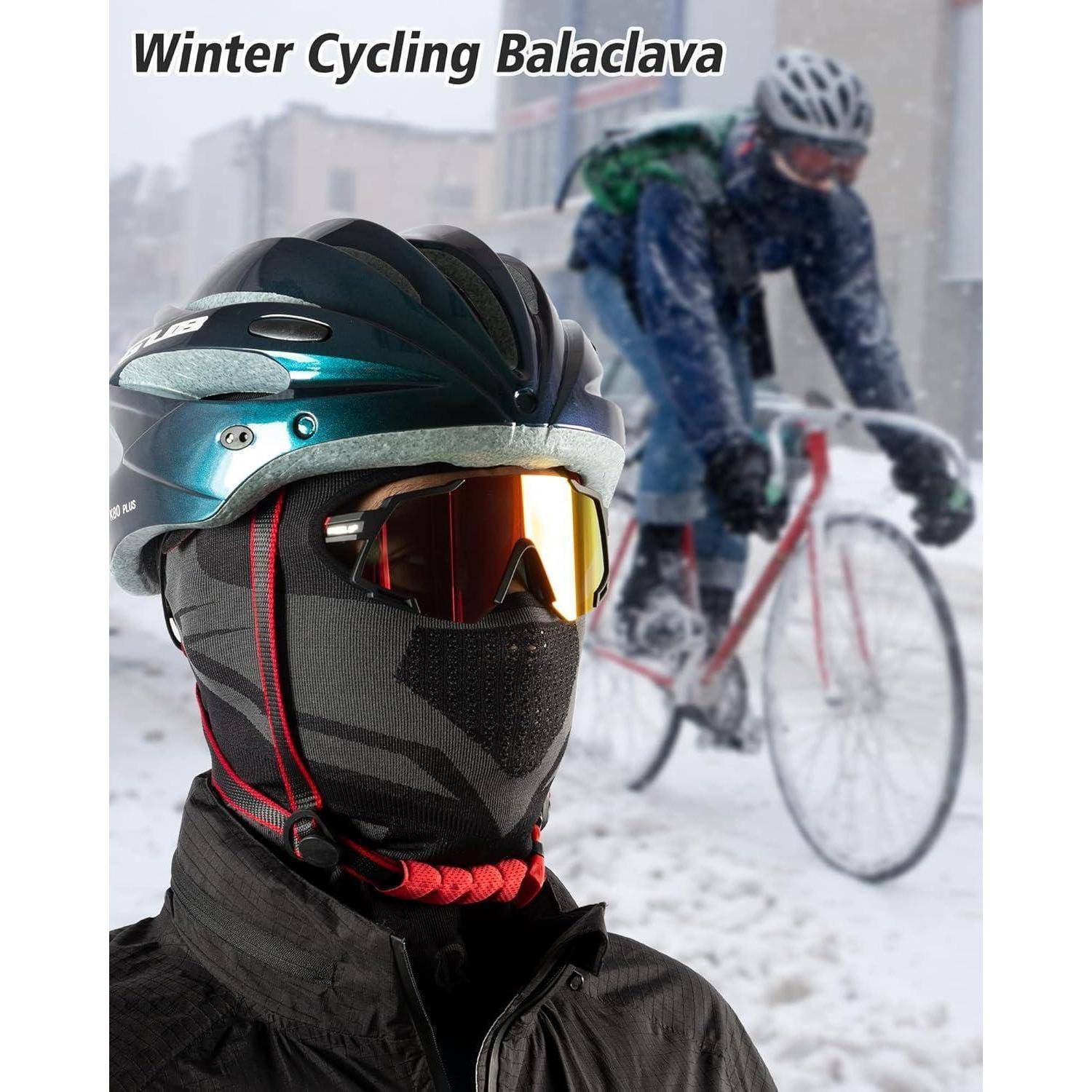 Radfahrer, der eine Winter-Fahrrad-Sturmhaube, einen Helm und eine Schutzbrille trägt, mit einem anderen Fahrer, der im verschneiten Hintergrund fährt.