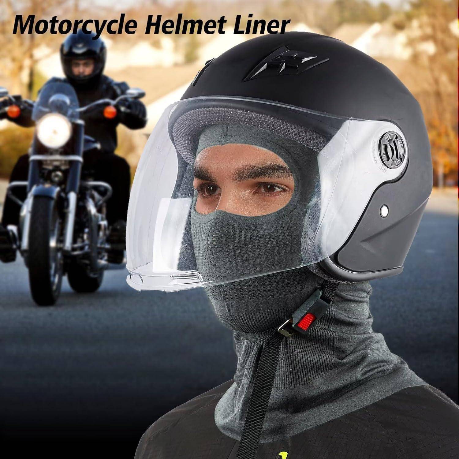 Motorradhelm-Innenfutter, das Kopf, Gesicht und Nacken bedeckt, mit klarem Visier und grauem Sturmhaube-artiger Innenausstattung, gezeigt neben einem Fahrer auf einem Motorrad.