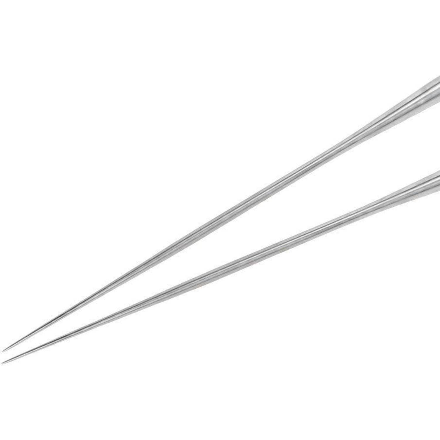 Zwei spitze Metallpinzetten oder Zahnzangen auf weißem Hintergrund, diagonal angeordnet mit den Spitzen unten links.