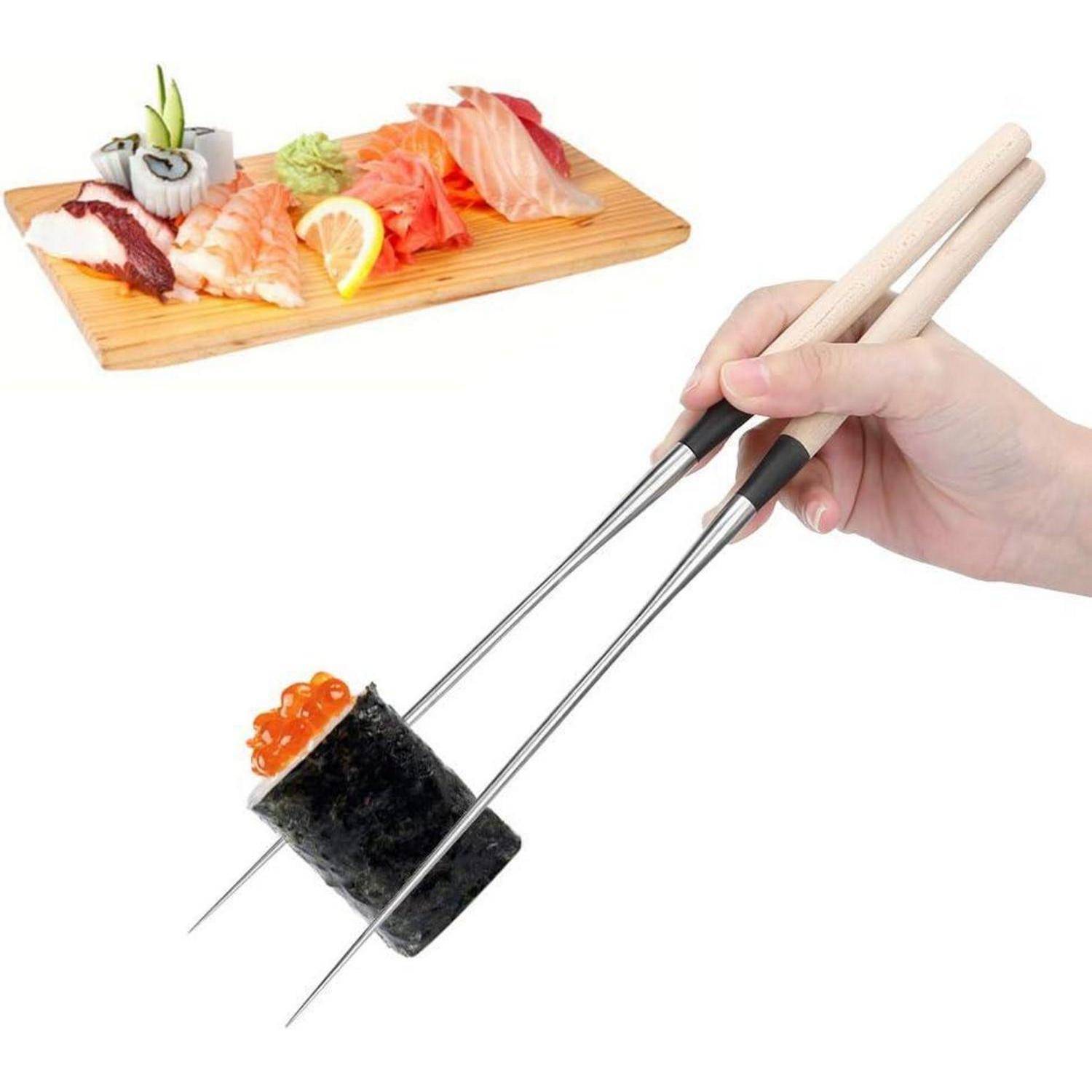 Hand mit speziellen Stäbchen, die eine Sushi-Rolle halten, mit assortiertem Sushi auf einem hölzernen Servierbrett im Hintergrund.