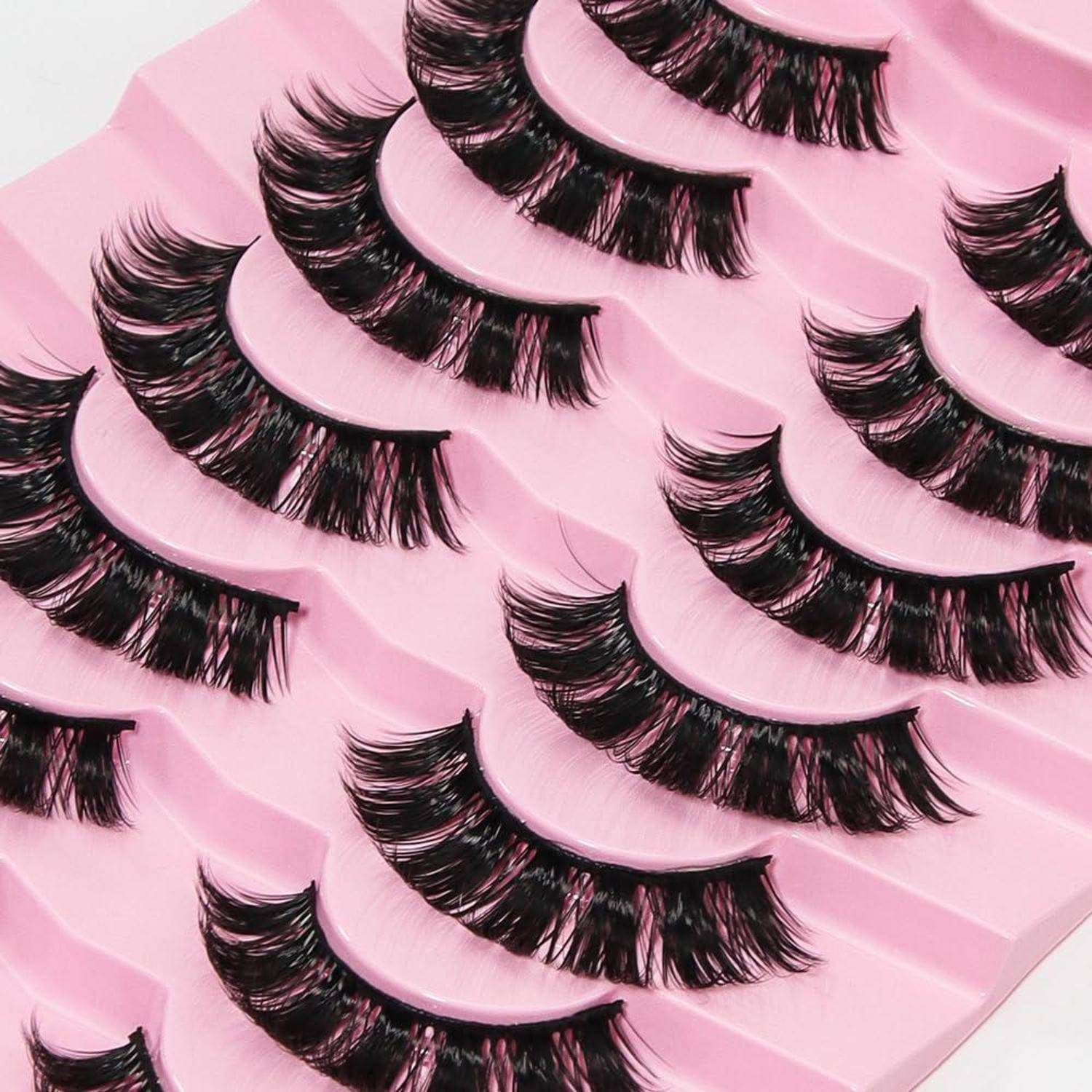 Sortierte künstliche Wimpern in einem rosa Präsentationstablett angeordnet