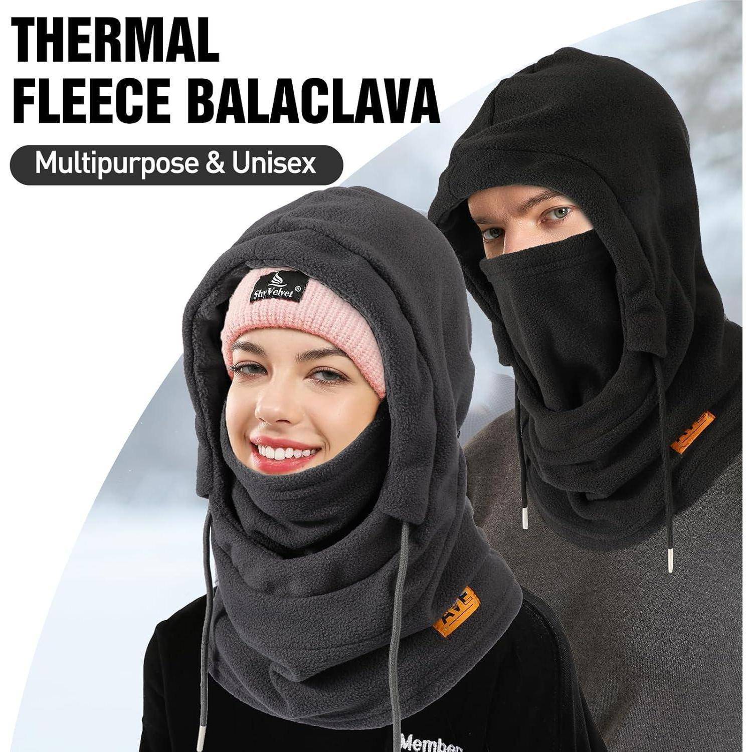 Werbebild von zwei Personen, die schwarze thermische Fleece-Sturmhauben tragen, mit Text „THERMAL FLEECE BALACLAVA