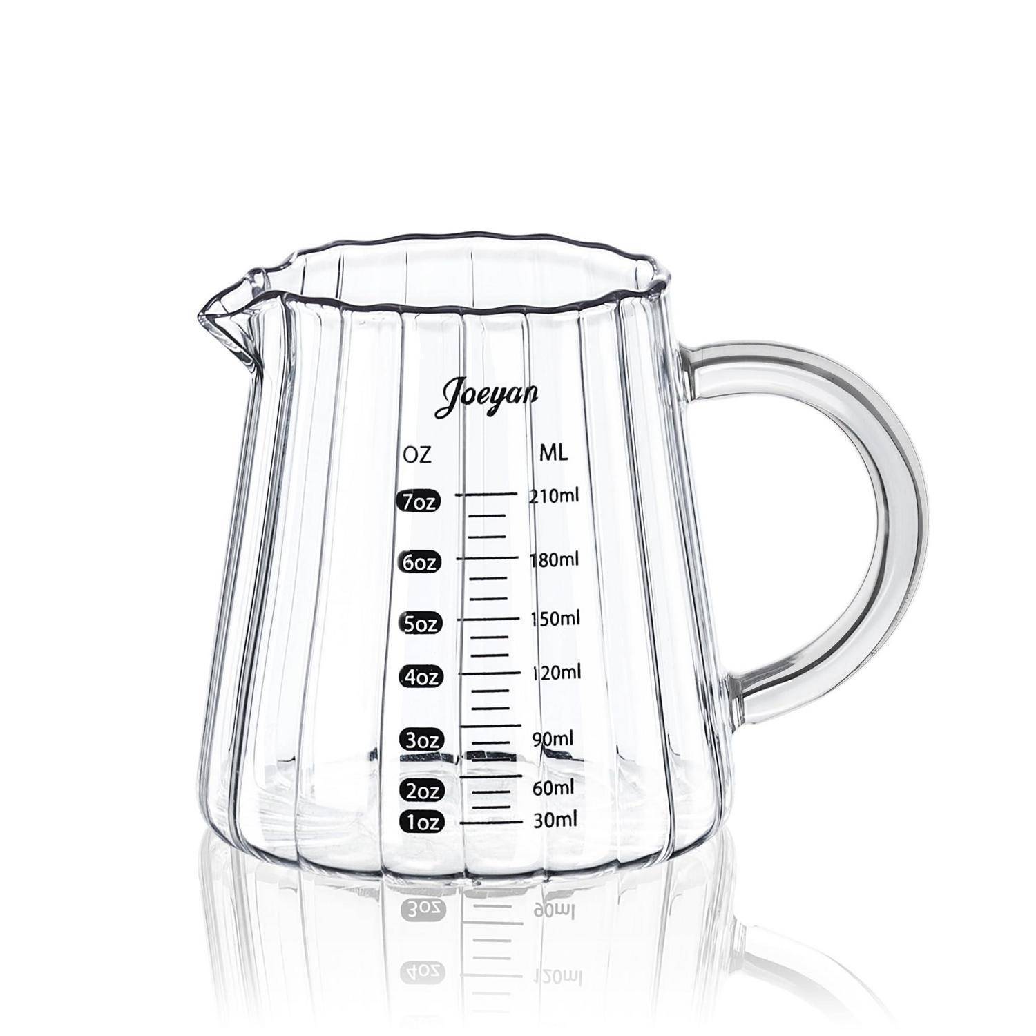 Durchsichtiger Glaskrug zum Abmessen mit Griff und Ausguss, gekennzeichnet in Unzen und Millilitern bis 7 oz/210 ml.