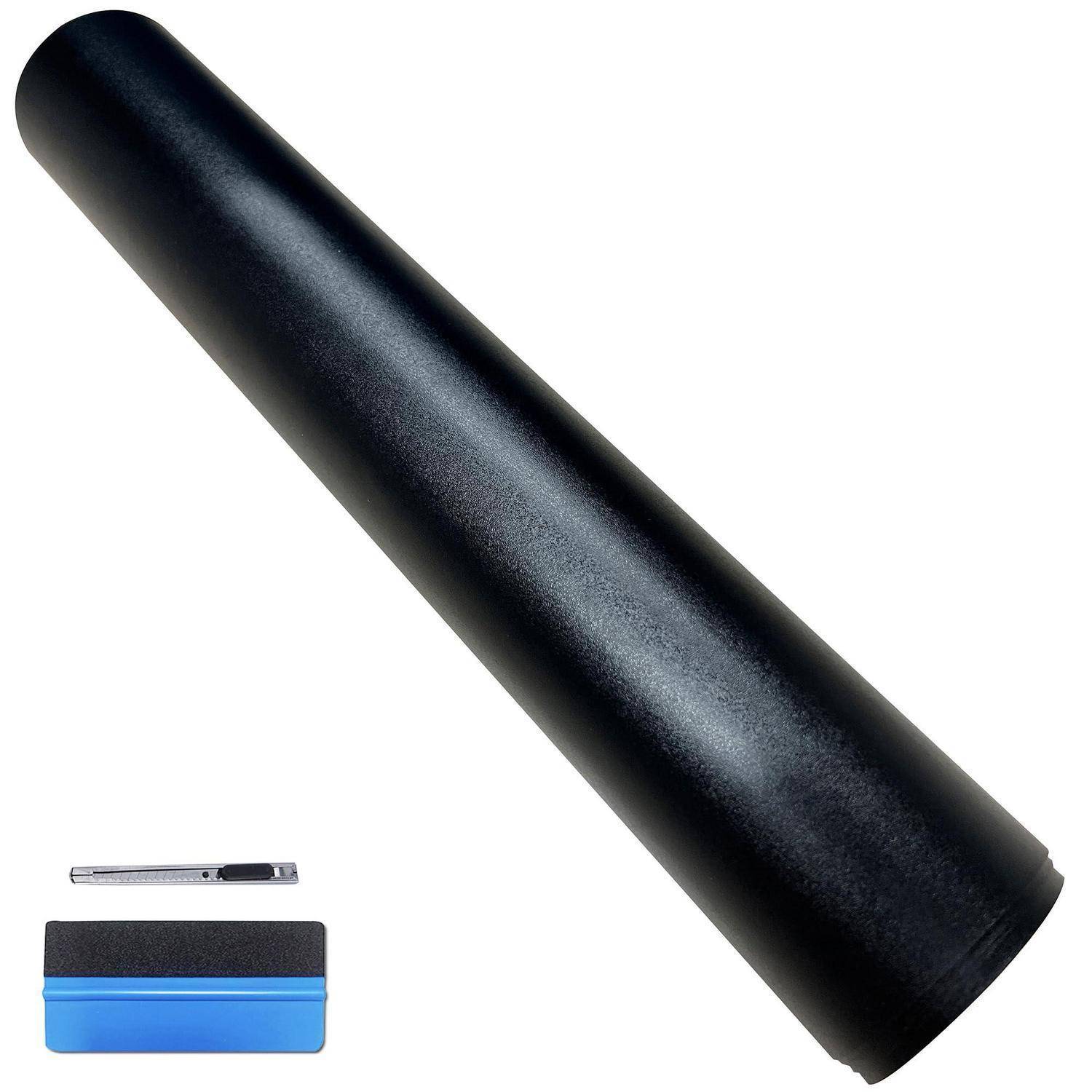 Schwarze Schaumstoffrolle mit einem blauschwarzen Reinigungswerkzeug darunter auf weißem Hintergrund.