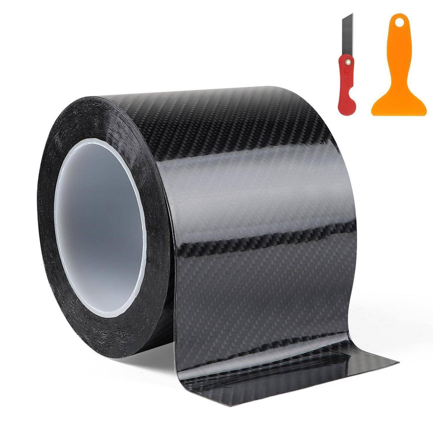 Rolle glänzend schwarzes Kohleaser-Look-Klebeband mit kleinem Schneidewerkzeug und orangefarbenem Kunststoffschaber oben rechts abgebildet.