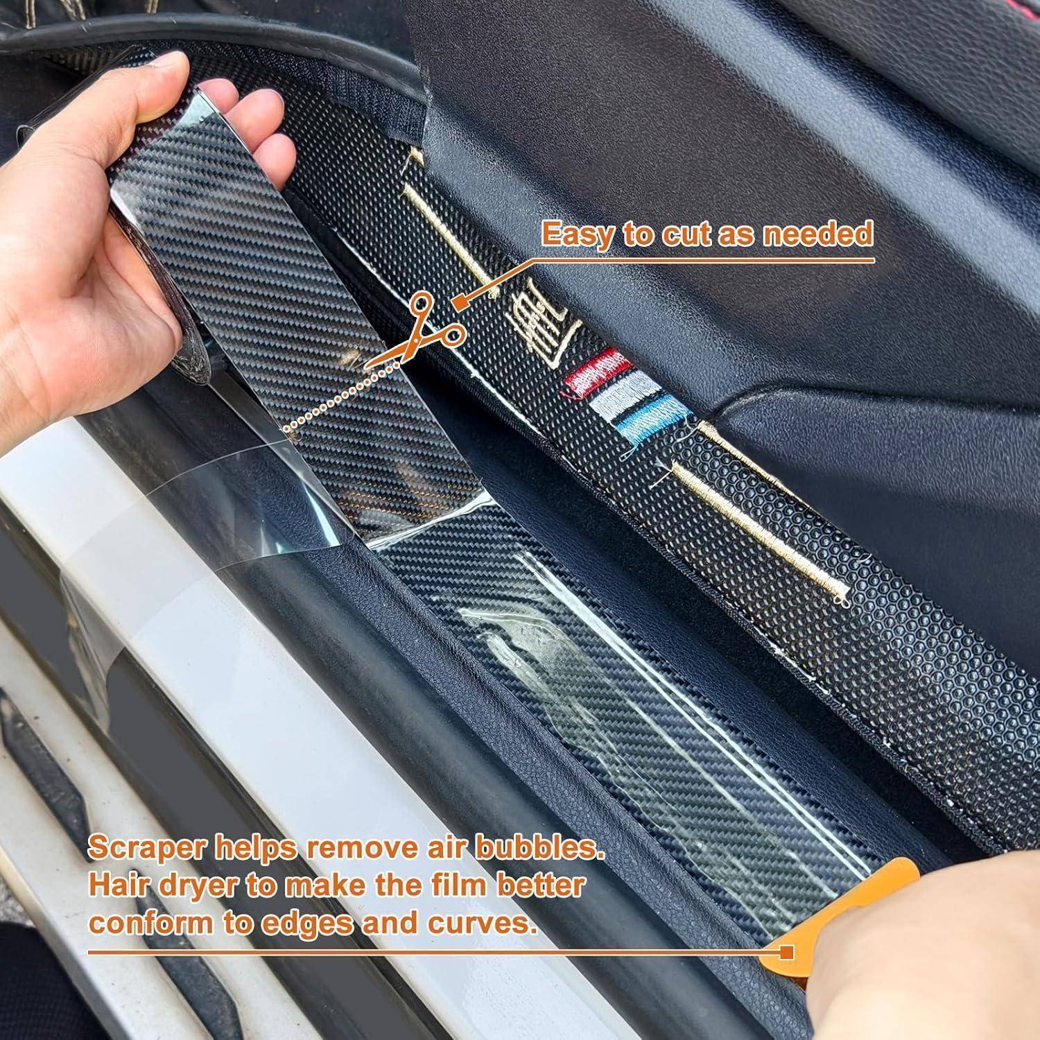 Hände bringen Kohlefaser-Vinyl-Verpackung auf ein Autoinnenraumfeld an, mit Tipps im Bild zeigen Zuschnitt auf Größe, Kunststoffschaber für Luftblasen und Föhn für Kurven.