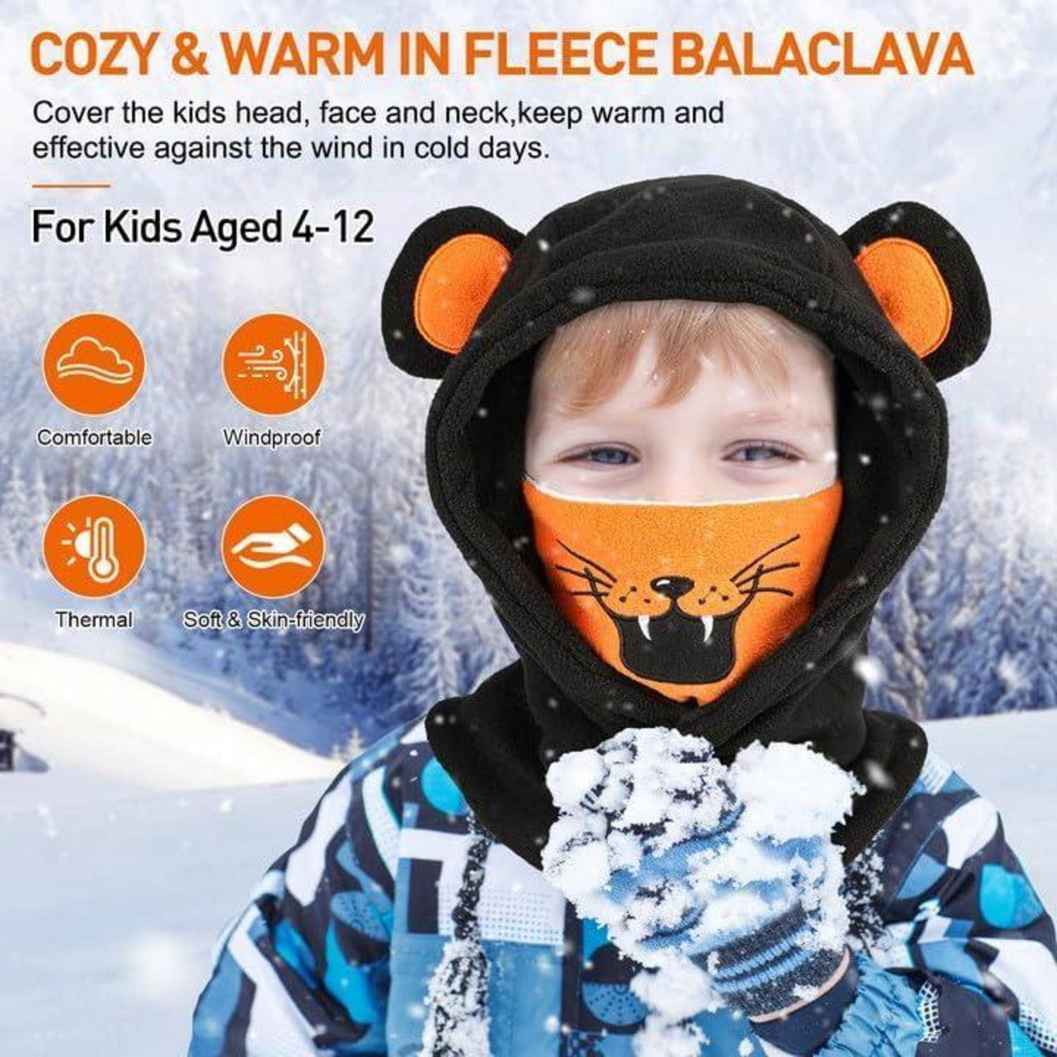 Kind, das eine schwarze Fleece-Gesichtsmaske mit Bärenohren und eine orangefarbene Gesichtsmaske in verschneiter Winterlandschaft trägt; Text bewirbt Wärme und Windschutz für Alter 4-12.
