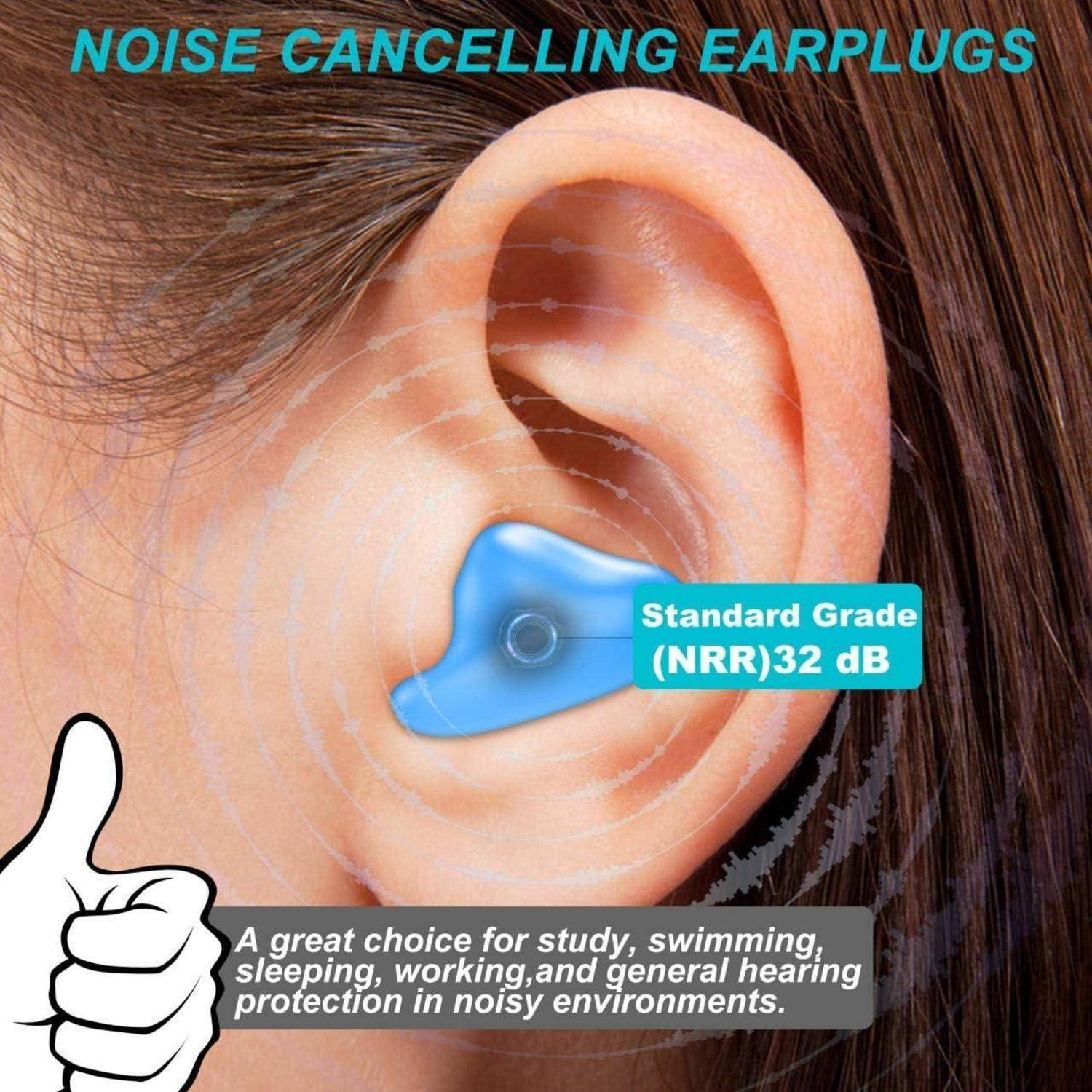 Nahaufnahme einer Person, die einen blauen Lärmschutzstöpsel mit Geräuschunterdrückung trägt, gekennzeichnet mit „Standard Grade (NRR) 32 dB