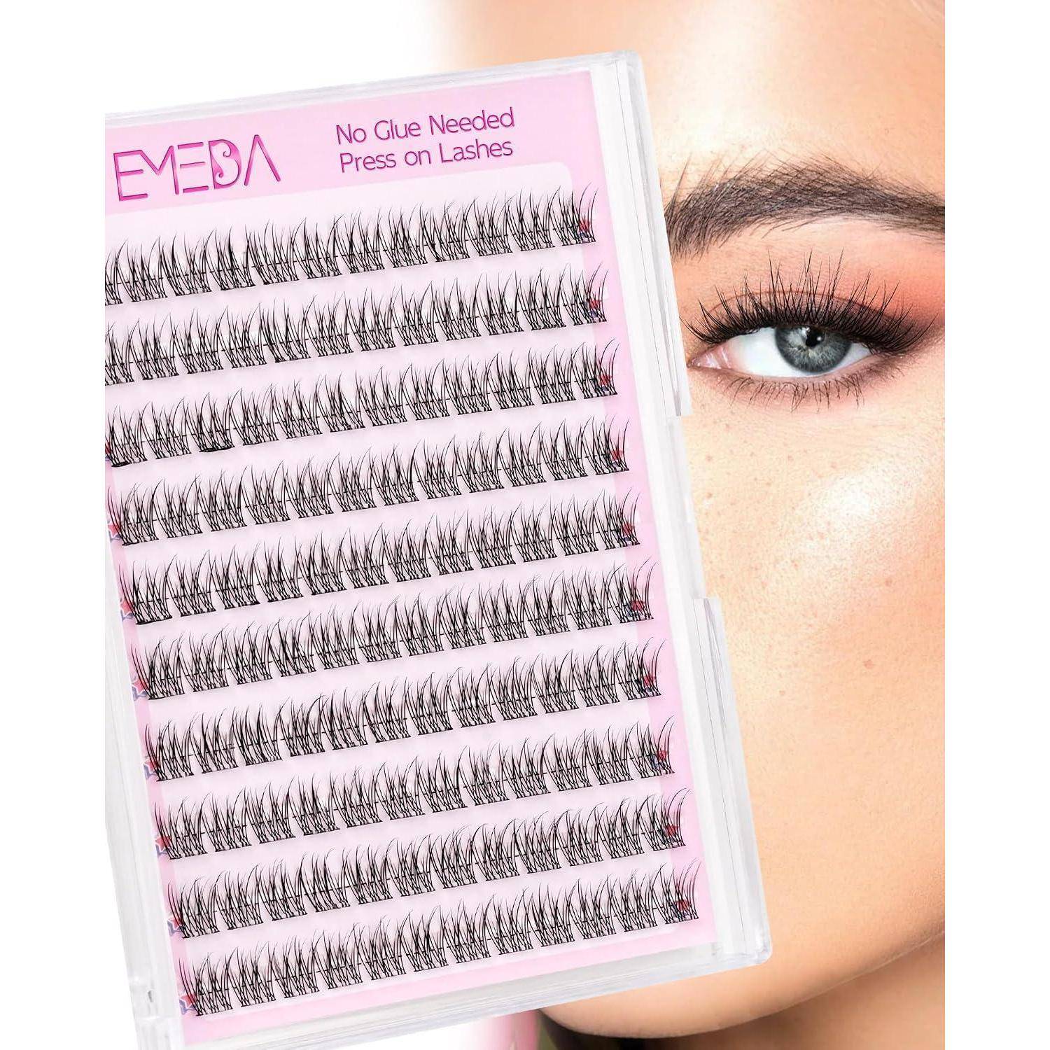 Nahaufnahme des Auges einer Frau neben einem Tablett mit künstlichen Wimpern mit den Etiketten „EMEDA
