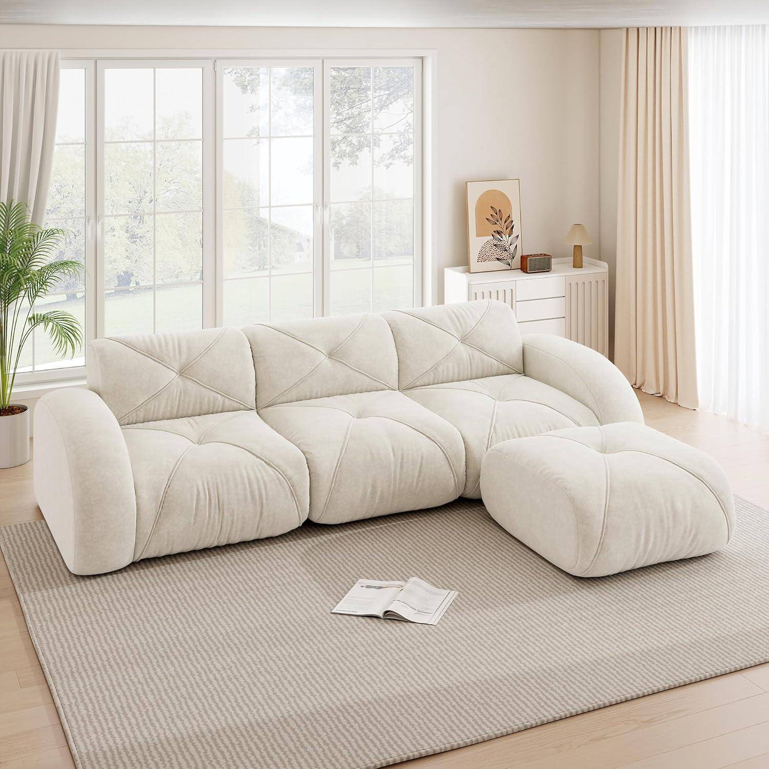 Modernes beiges modulares Sofa mit weichen abgerundeten Kissen und Chaiselongue, auf einem gestreiften Teppich in einem hellen Wohnzimmer neben großen Fenstern platziert.