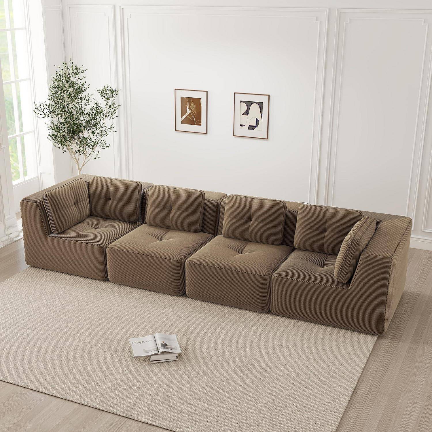 Braunes modulares Ecksofa in einem hellen minimalistischen Wohnzimmer mit gerahmten Wandbildern, einem Topfbaum und einem hellen Teppich mit einem aufgeschlagenen Buch.