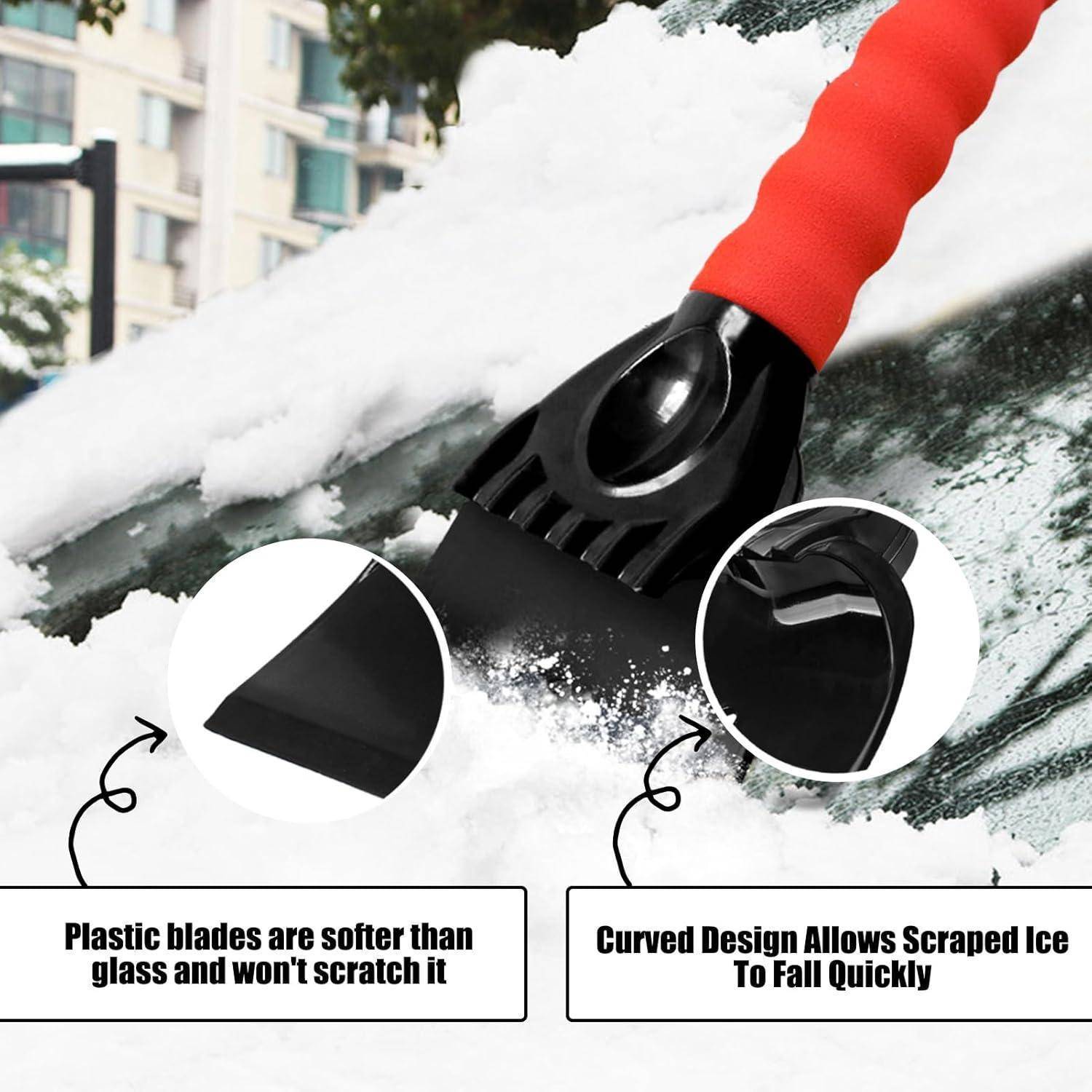 Nahaufnahme eines Eiskratzers mit rotem Griff, der Schnee und Eis von einer Autowindschutzscheibe entfernt, mit Beschriftungen, die darauf hinweisen, dass Kunststoffklingen Glas nicht zerkratzen und das gebogene Design Eis schnell abweist.