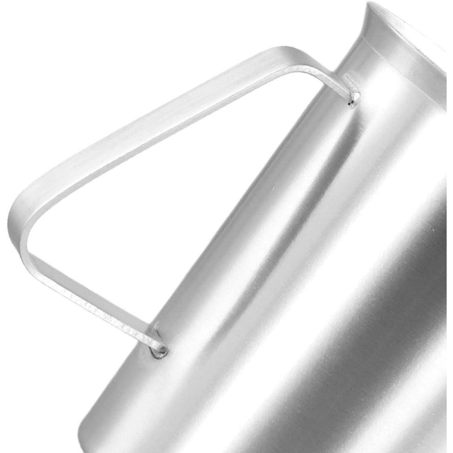 Nahaufnahme eines Edelstahlkrugs oder Wasserkochers mit einem gebogenen rechteckigen Griff auf weißem Hintergrund.