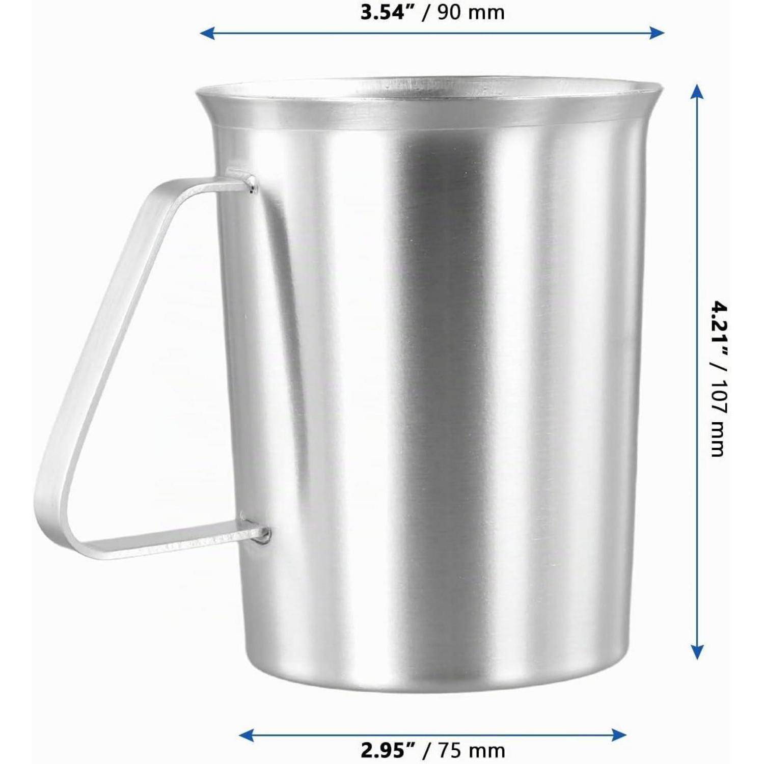 Edelstahlbecher mit Griff mit den angegebenen Abmessungen: 3,54 Zoll breit, 4,21 Zoll hoch, 2,95 Zoll Basisdurchmesser.