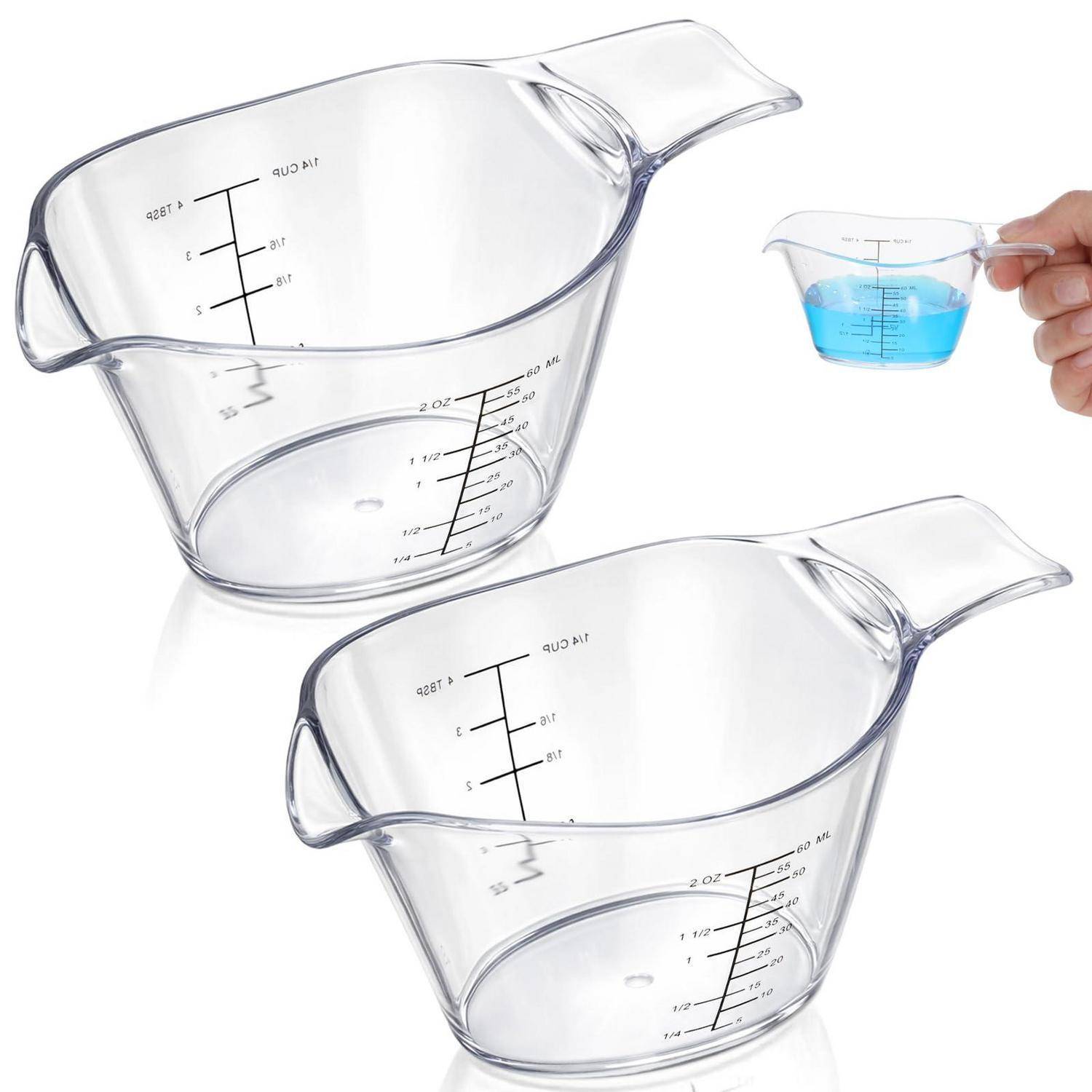 Zwei transparente Kunststoff-Messbcher mit Ausgießtülle und gedruckten Messskalen, eines wird mit blauem Inhalt in der Hand gehalten.