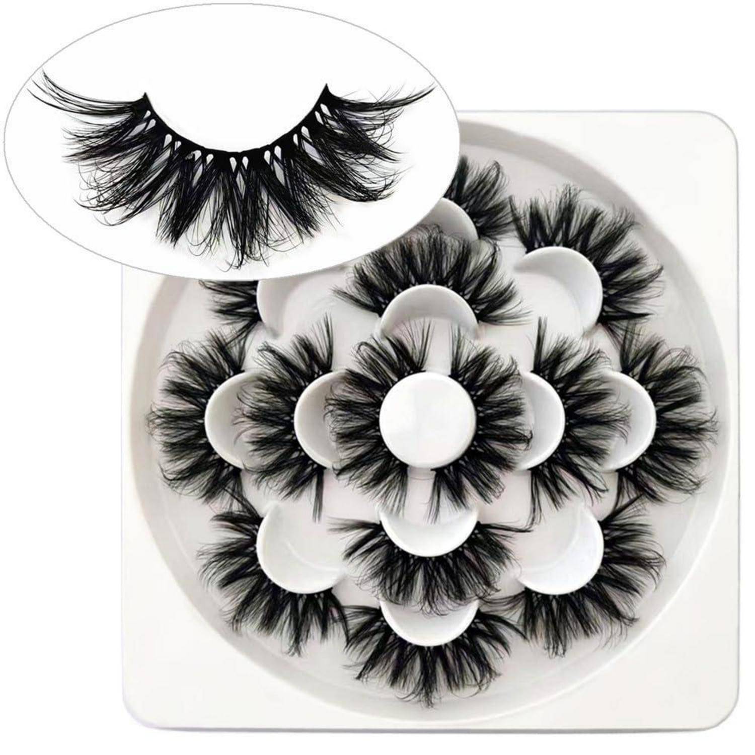 Anzeige von mehreren künstlichen Wimpern in einem Blumenmuster auf weißer Verpackung angeordnet, mit einer vergrößert dargestellten Wimpern in einer Einfügung.
