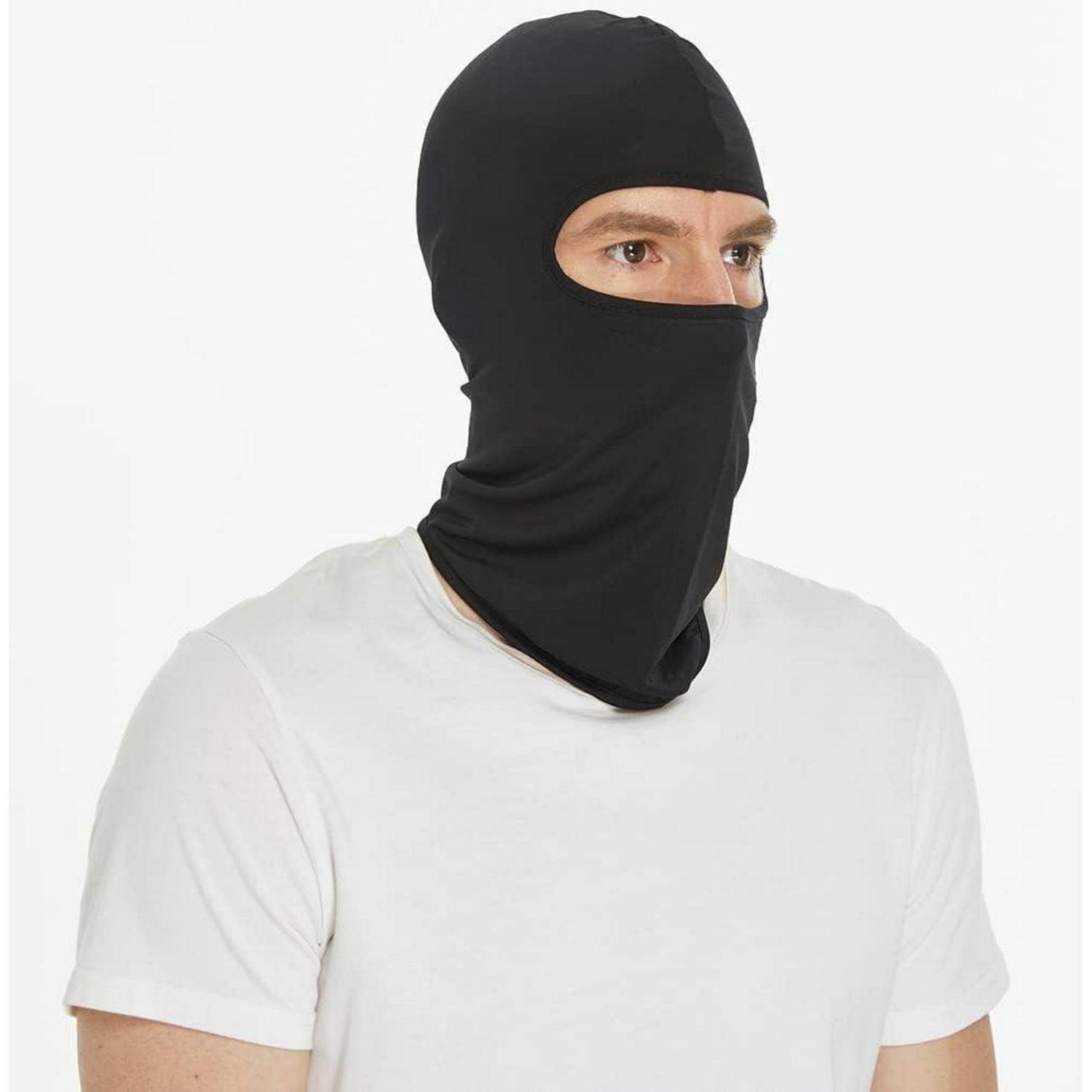 Mann, der eine schwarze Sturmhaube und ein weißes T-Shirt vor einem einfachen Hintergrund trägt.