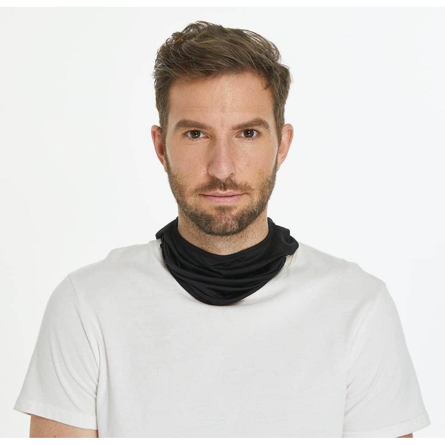 Porträt eines Mannes, der ein weißes T-Shirt und einen schwarzen Halsschal vor einem einfachen weißen Hintergrund trägt.