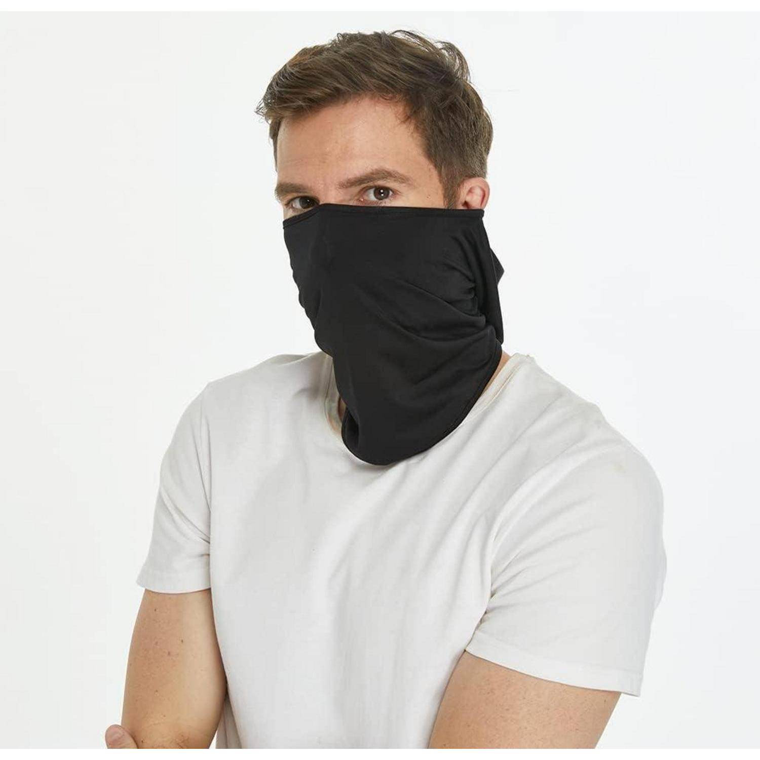 Mann mit schwarzer Gesichtsmaske über Nase und Mund, weißem T-Shirt vor einfachem Hintergrund.
