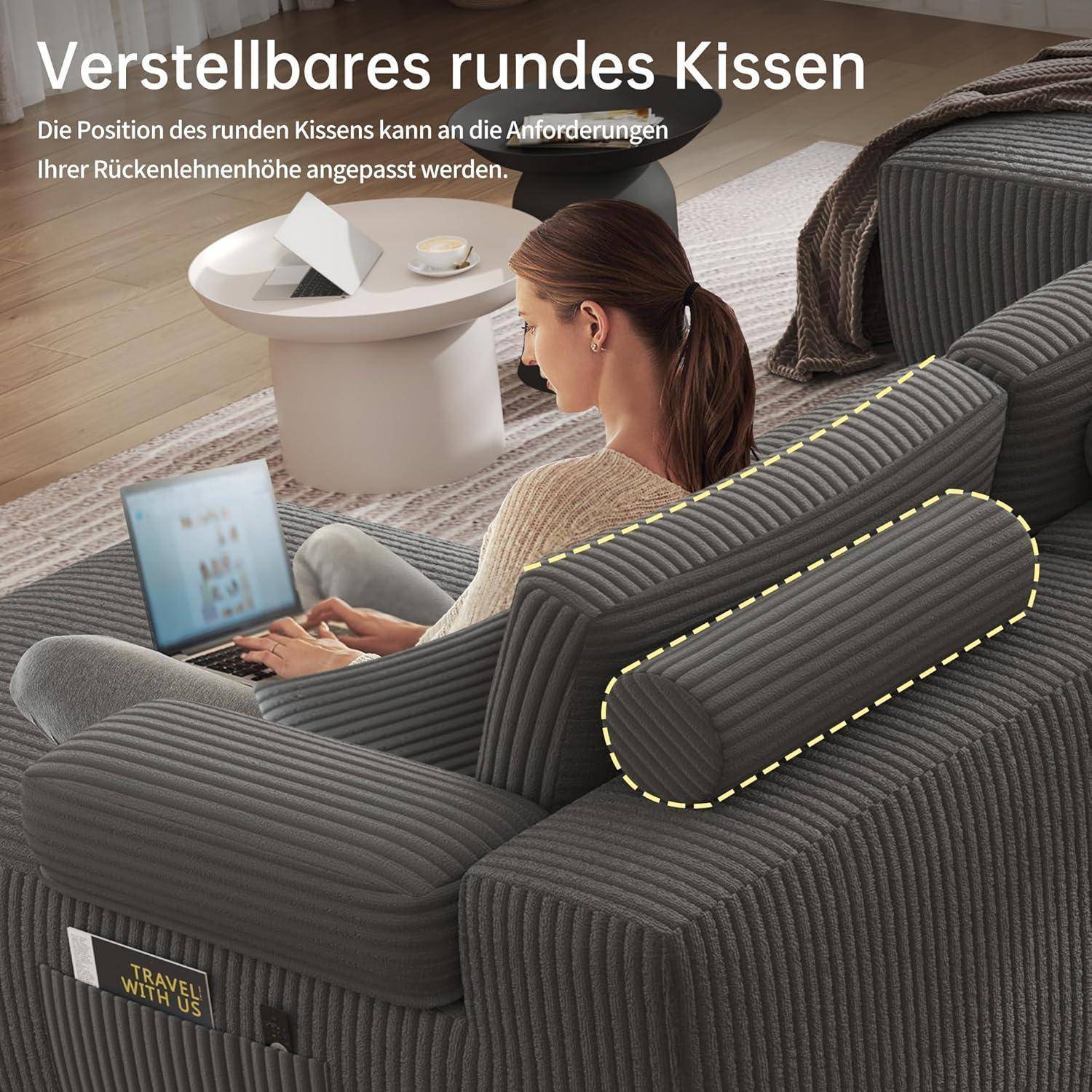 Frau, die einen Laptop auf einem grauen Sofa mit einem hervorgehobenen verstellbaren runden Kissen benutzt; der deutsche Text besagt, dass die Kissenposition an die Rückenhöhenanforderungen angepasst werden kann.