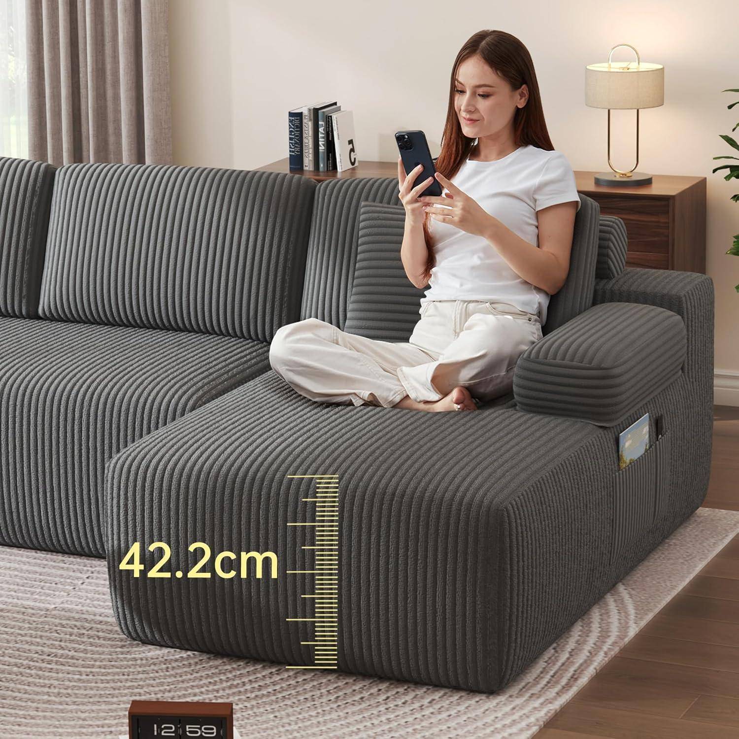Eine Frau sitzt auf einem grauen Ecksofa, mit einer überlagerten Messung, die die Sitztiefe mit 42,2 cm anzeigt.