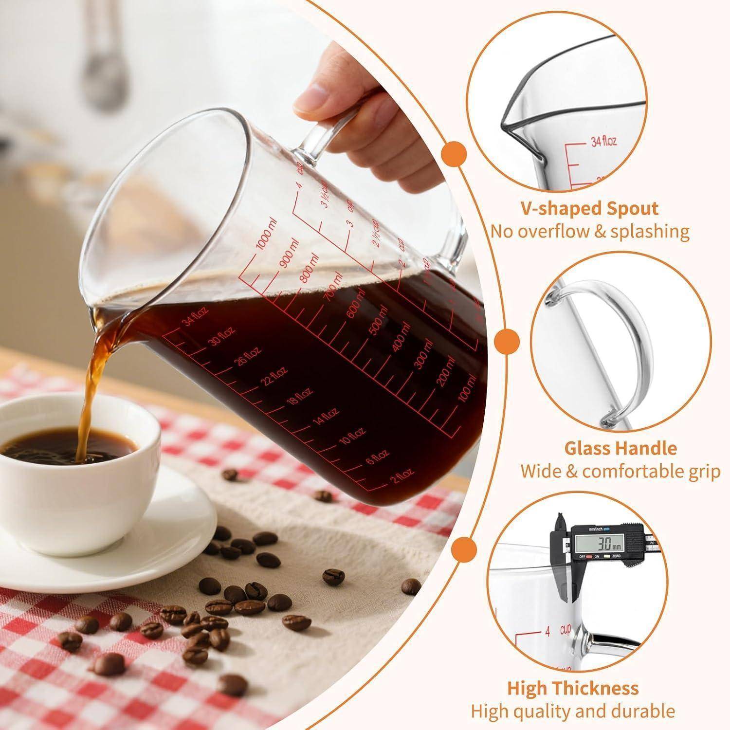 Glaskrug zum Abmessen gießt Kaffee in eine Tasse, mit Beschriftungen für V-förmigen Ausguss, Glasgriff und hohe Wandstärke.