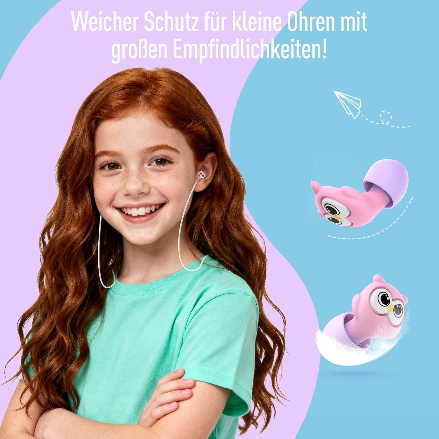 Lächelndes Mädchen, das weichen, rosafarbenen Ohrstöpsel-förmigen Gehörschutz trägt; deutscher Text sagt „Weicher Schutz für kleine Ohren mit großen Empfindlichkeiten!