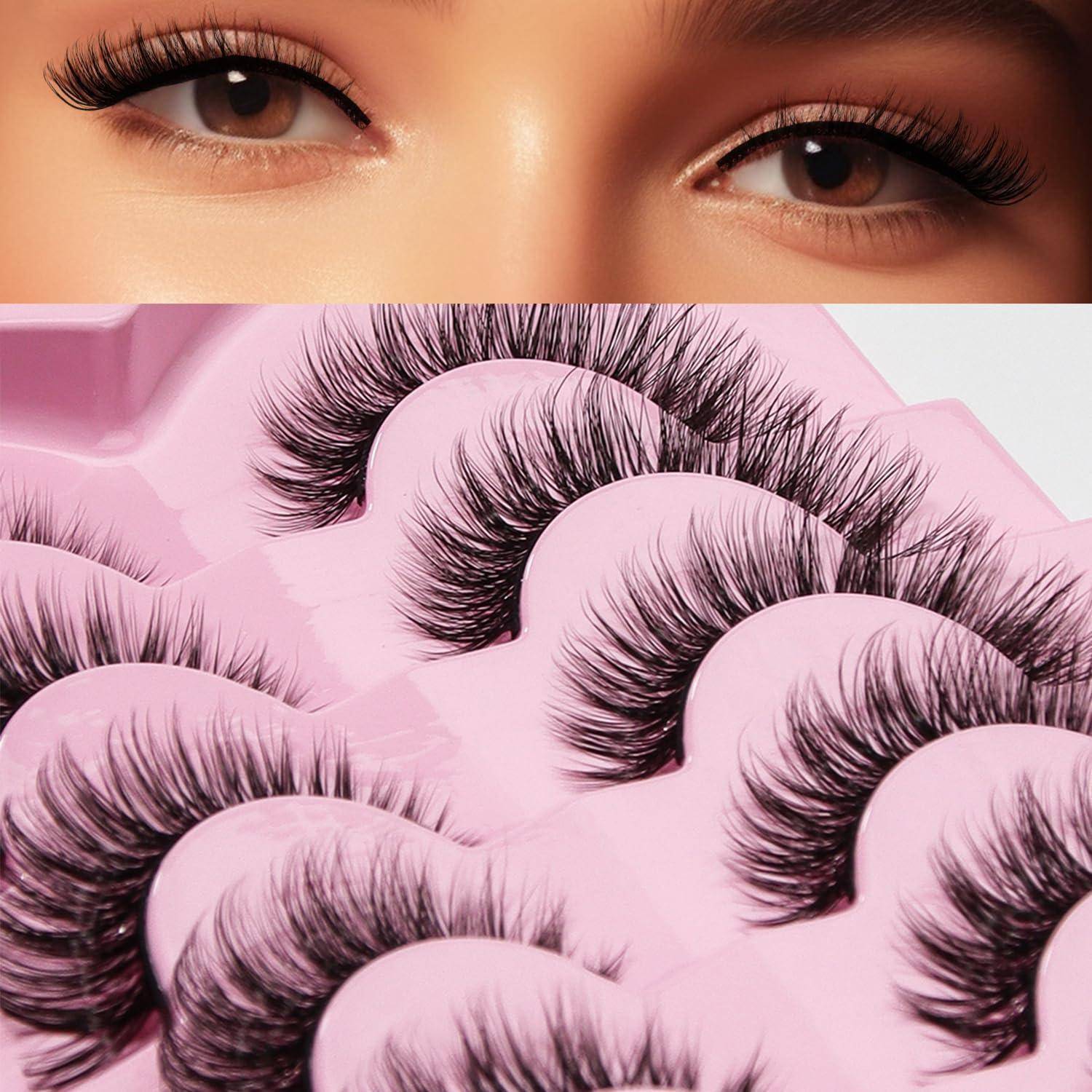 Nahaufnahme von Augen über einer Auswahl von künstlichen Wimpern auf rosa Verpackung, was auf Wimpernschönheitsprodukte hindeutet.