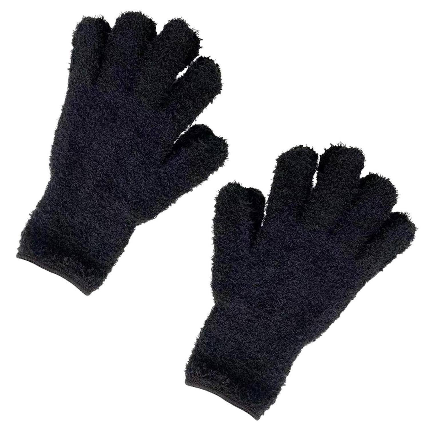 Paar schwarzer flauschiger Fünf-Finger-Handschuhe auf weißem Hintergrund.