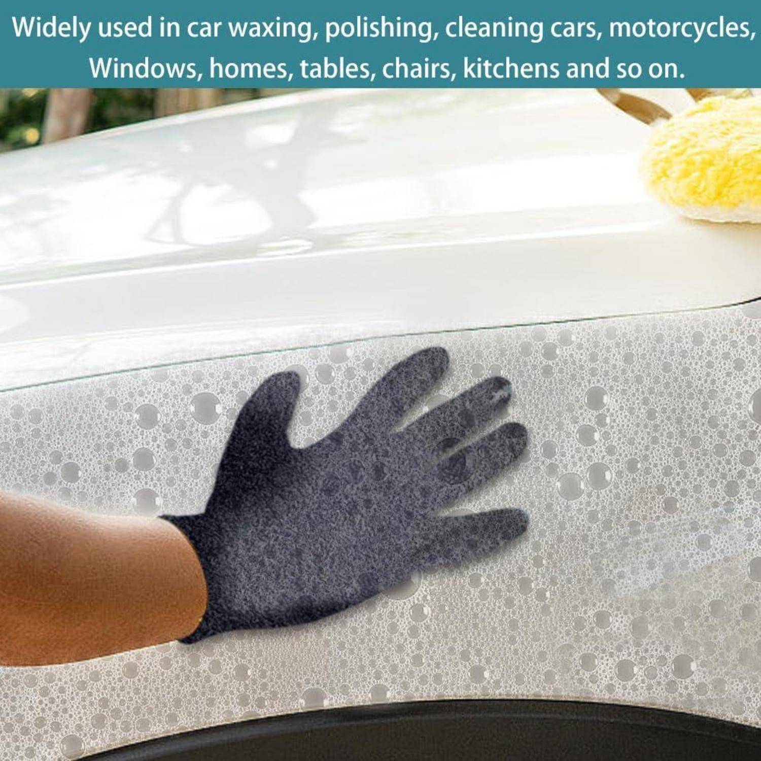 Behandschuhte Hand, die ein seifenbedecktes Autofenster mit einem gelben Schwamm abwischt, zeigt die Verwendung eines Reinigungsprodukts für Autos und Oberflächen.