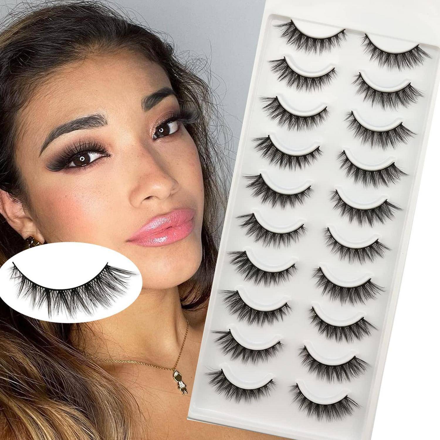 Frau mit dramatischem Augen-Make-up neben einem Tablett mit Paar Wimpernverlängerungen, mit einer Nahaufnahme eines Wimpernstils im Einsatz.