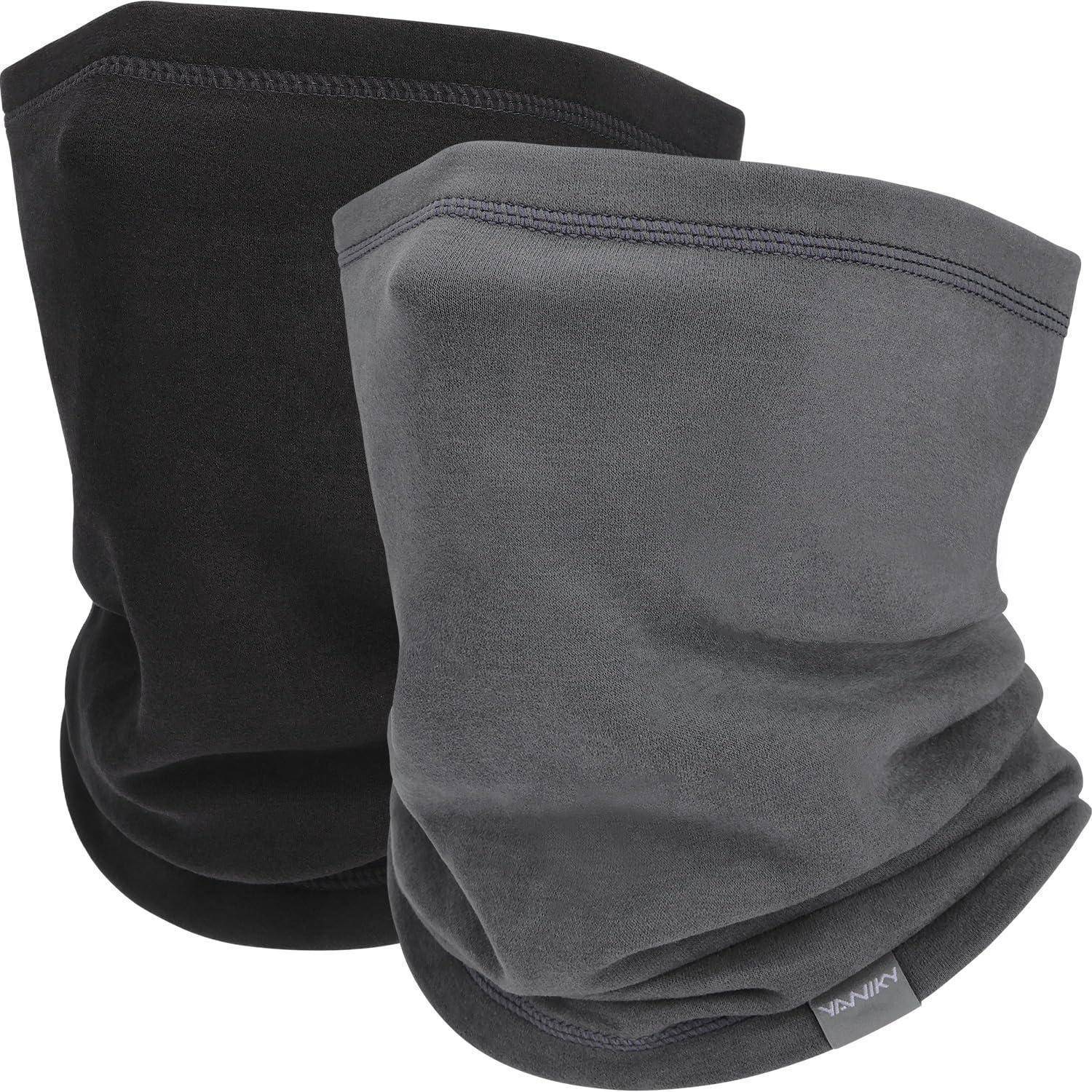 Zwei Fleece-Nackenmanschetten, eine schwarze und eine graue, gefaltet auf weißem Hintergrund dargestellt.